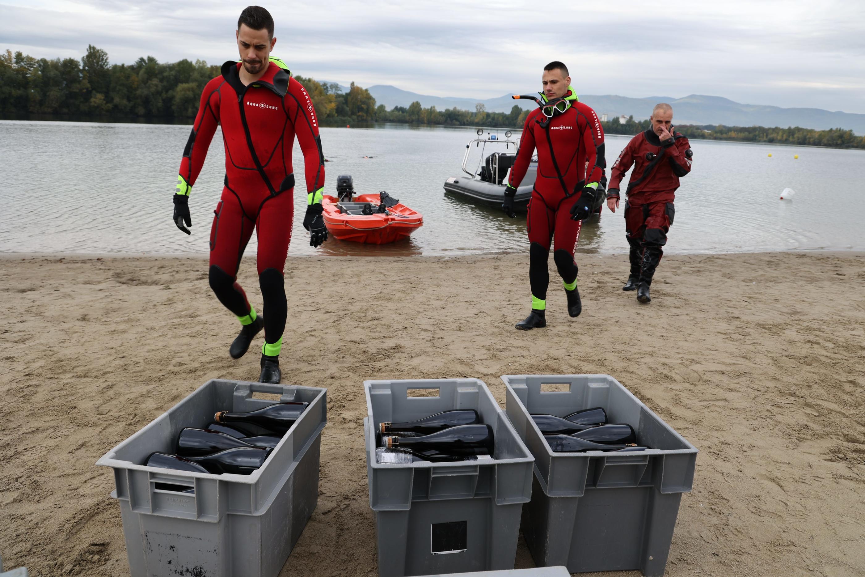 Le 19 octobre 2021, 300 bouteilles de crémant ont été immergées par 25 m de fond à la base nautique de Colmar-Houssen par les pompiers plongeurs du Sdis68. PhotoPQR/L'Alsace/Hervé Kielwasser