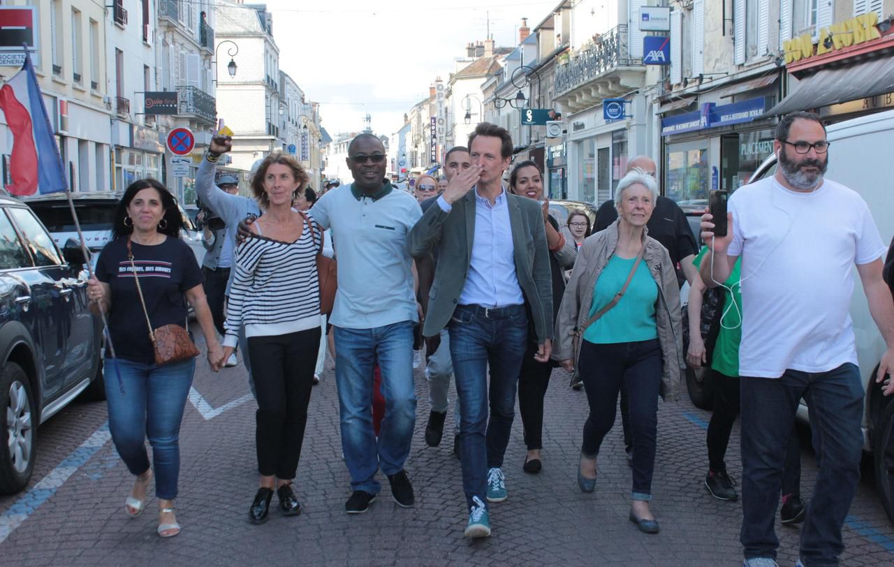 Montereau-Fault-Yonne, le 28 juin 2020. James Chéron et les membres de sa liste savourent leur victoire dans les rues de la ville. Quinze mois plus tard, le Conseil d'Etat a confirmé les résultats du second tour, malgré le recours intenté par l'ancien maire Yves Jégo. LP/Faustine Léo