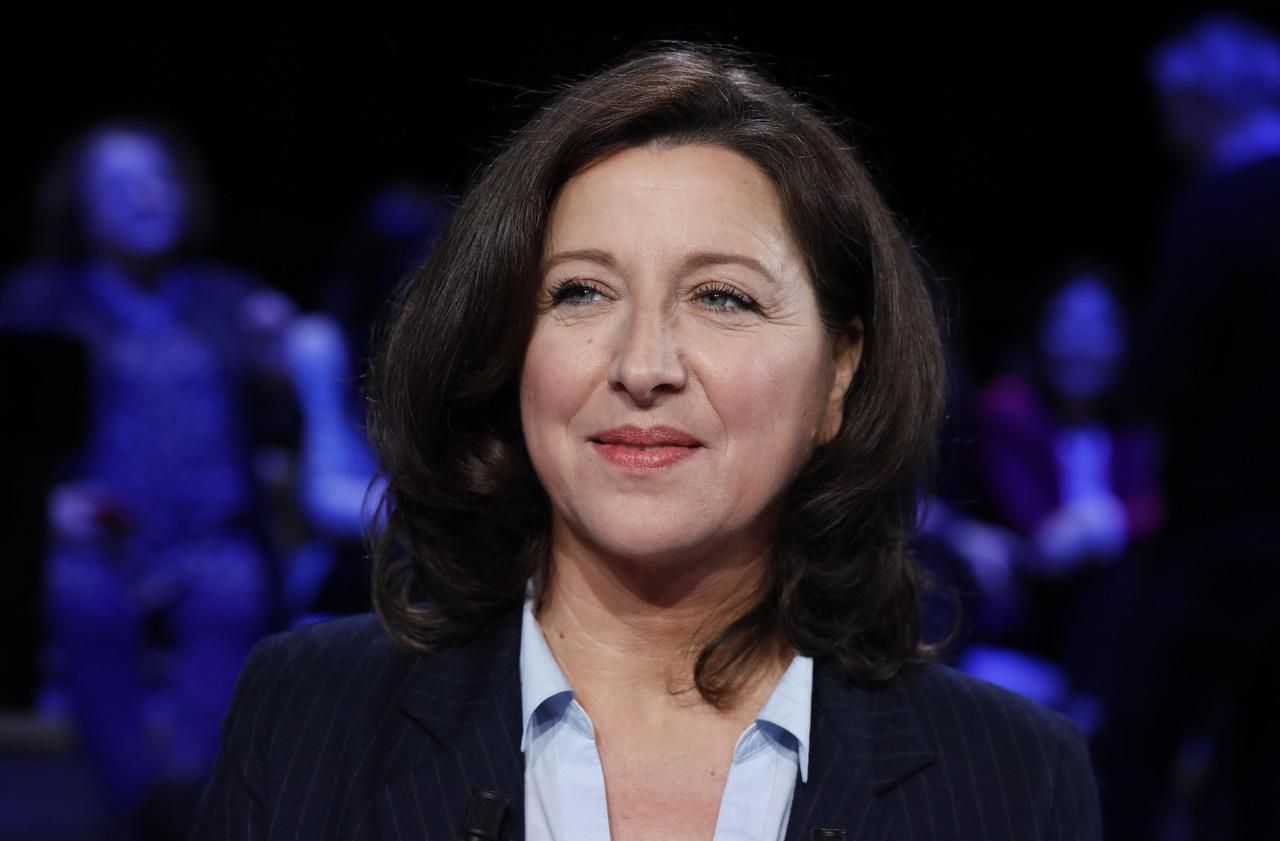 <b></b> Officiellement, Agnès Buzyn, qui était arrivée troisième au premier tour des municipales à Paris, avec 17,3 % des voix, derrière Anne Hidalgo et Rachida Dati, n’a pas jeté l’éponge.