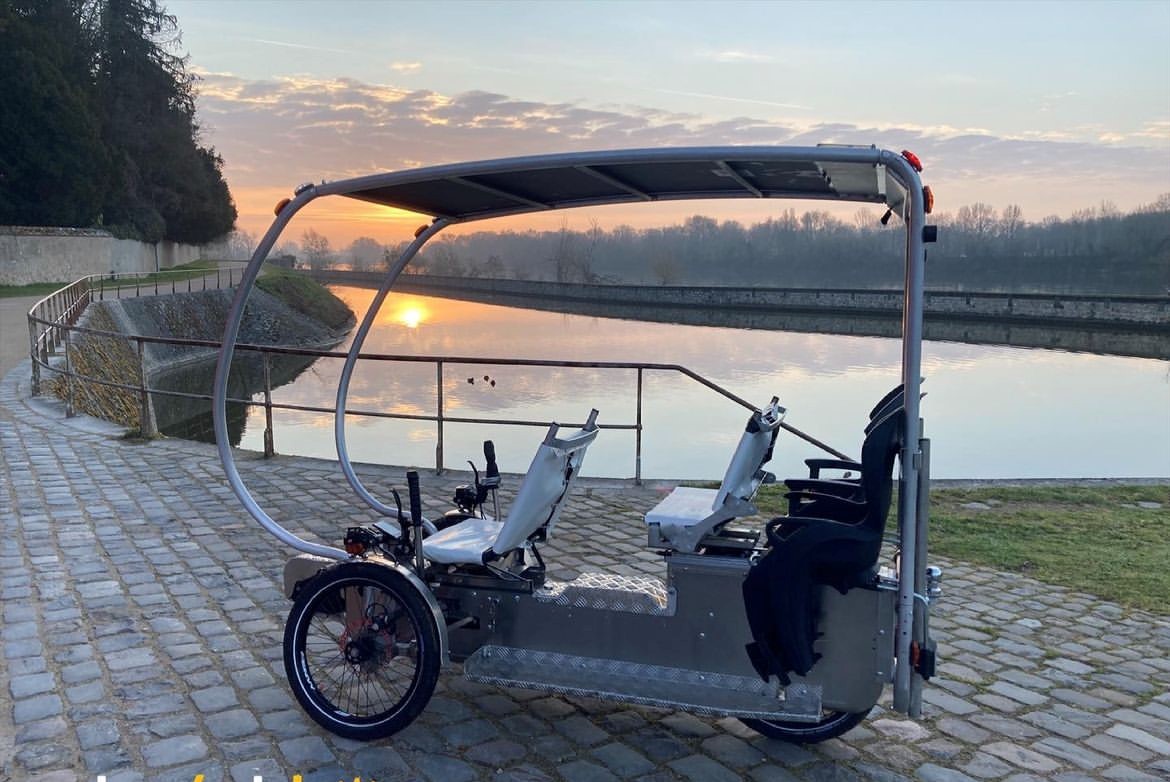 Le Vhélio est un vélo électrique unique, puisqu’il peut transporter au moins trois personnes et des bagages, et fonctionne à l’énergie solaire./Vhélio.org