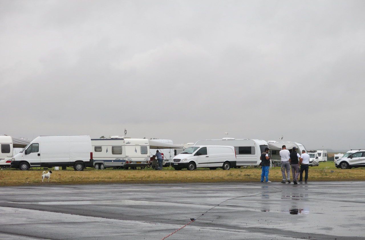 <b></b> Mouroux, août 2016. Il y a un an, les caravanes des gens du voyage s’étaient déjà installées illégalement sur l’aérodrome. 