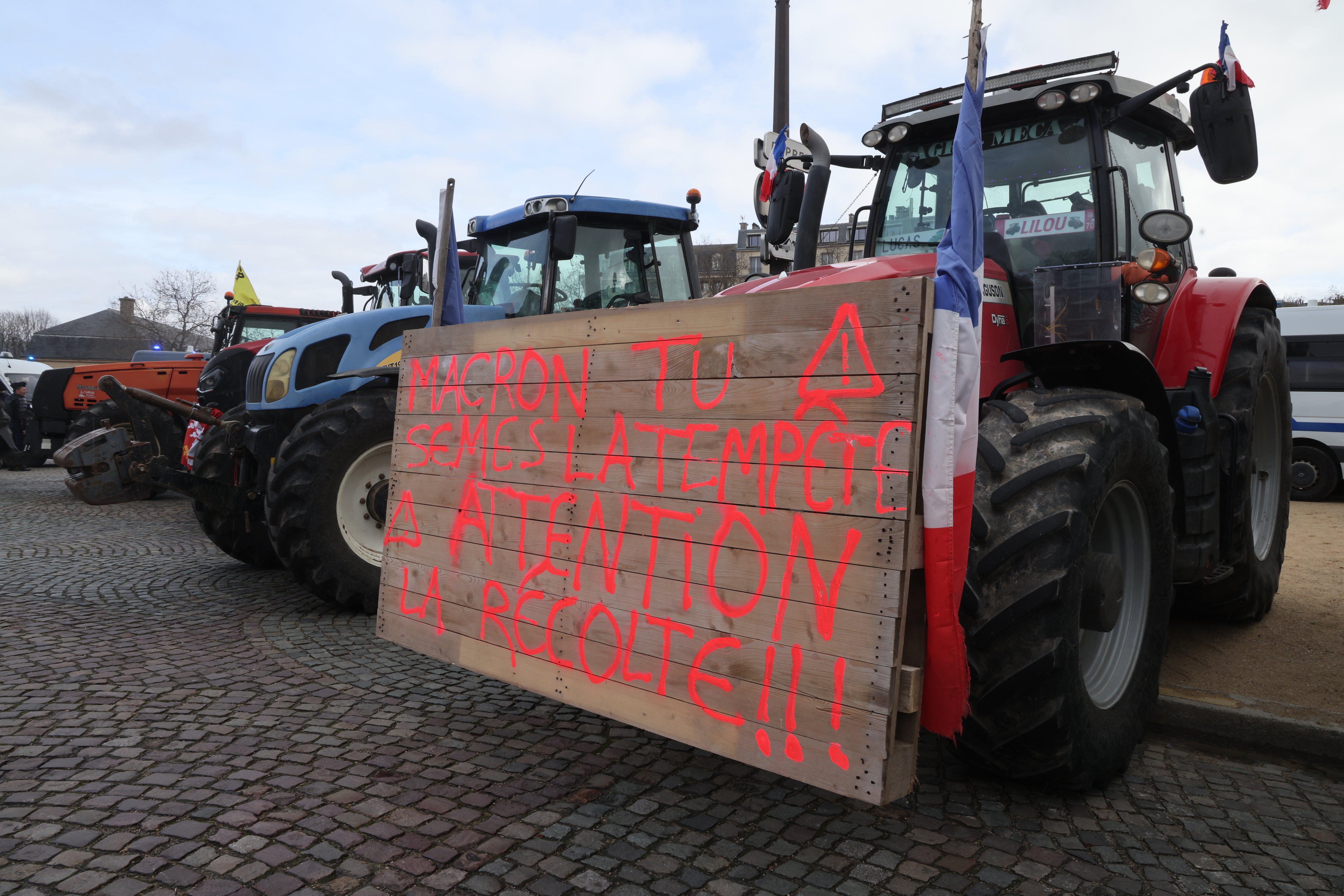 A la veille de l'ouverture du Salon de l'agriculture, des cortèges de tracteurs ont défilé dans Paris, comme ici près des Invalides, à l'appel de la Coordination rurale.