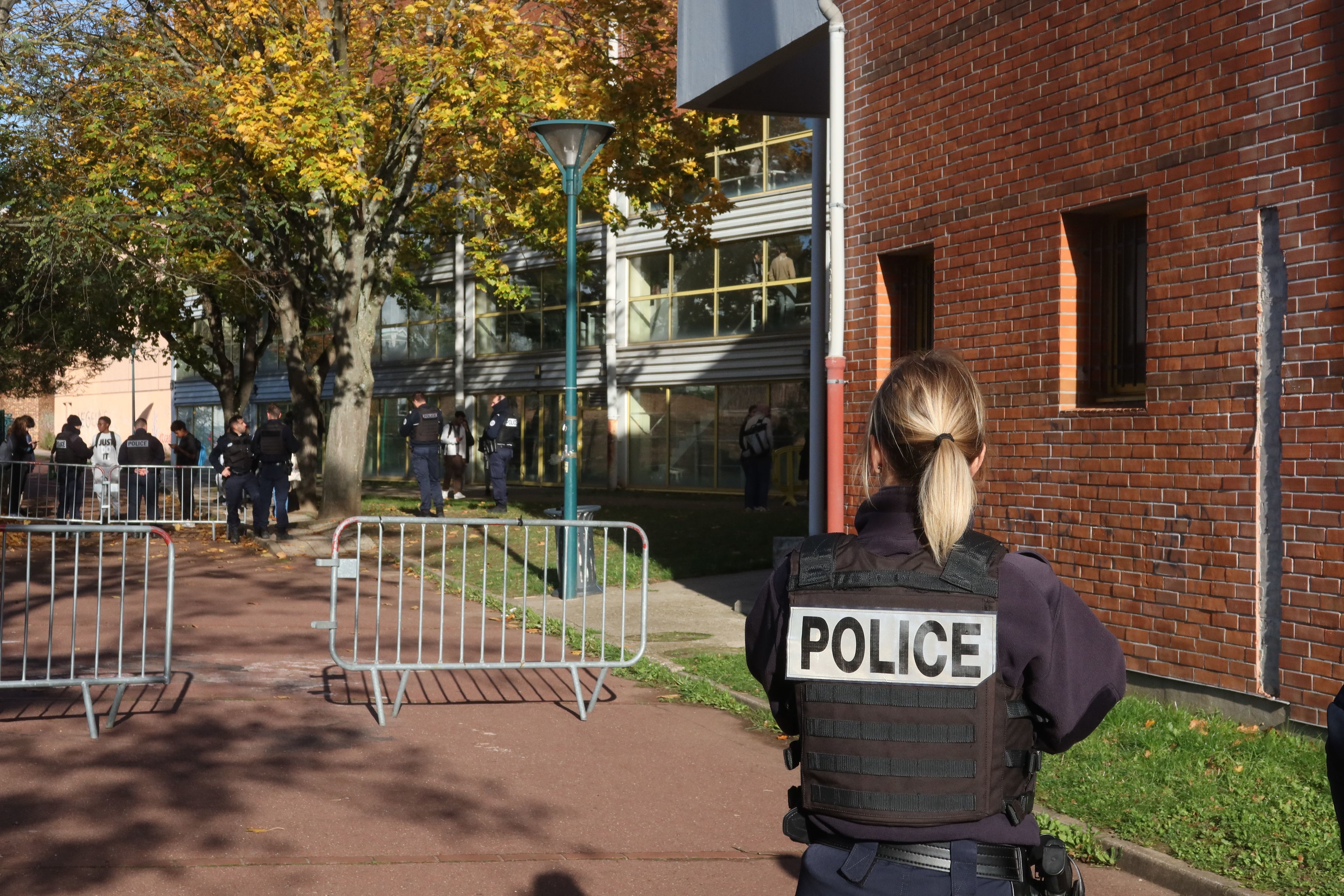 Pontoise, mardi 7 novembre. Le lycée Alfred-Kastler a été évacué à la suite d'une fausse alerte à la bombe ainsi que 5 autres établissements à Pontoise et Saint-Ouen-l'Aumône. LP/Frédéric Naizot