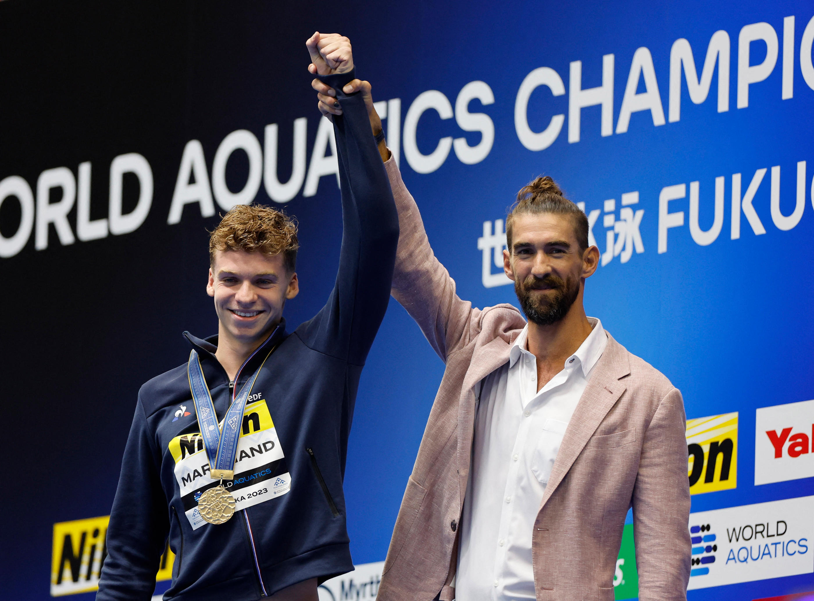 Léon Marchand et Michael Phelps réunis sur la plus haute marche du podium du 400 m 4 nages. Déjà l'image des Mondiaux de Fukuoka... Reuters