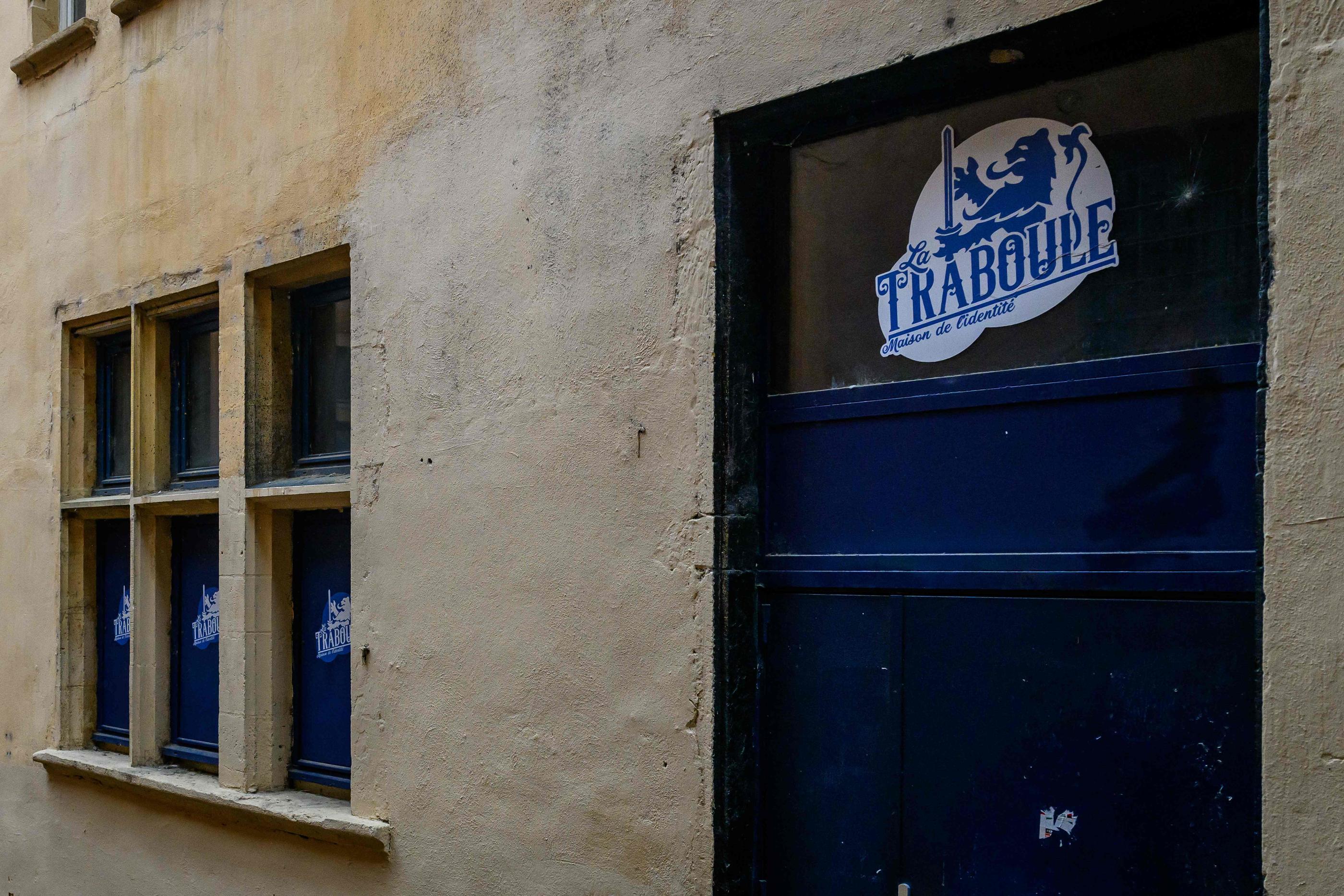 Cette photographie prise le 2 mai 2024 montre l'entrée du bar « La Traboule » à Lyon, dans le centre-est de la France. AFP