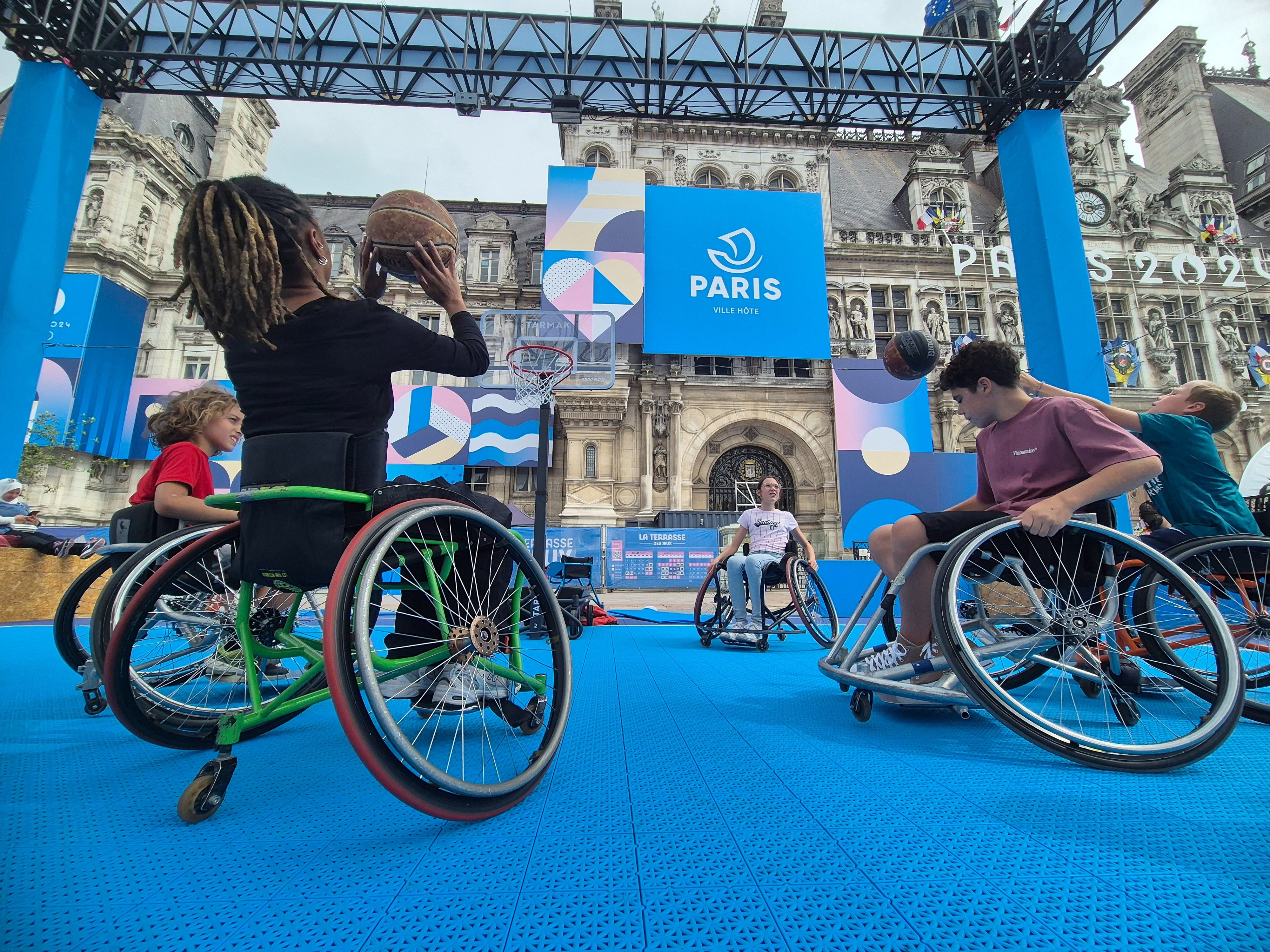 Une initiation basket fauteuil a été proposée sur le Parvis de l'Hôtel de Ville depuis le début des Jeux pralympiques. LP/Maxime Ducher