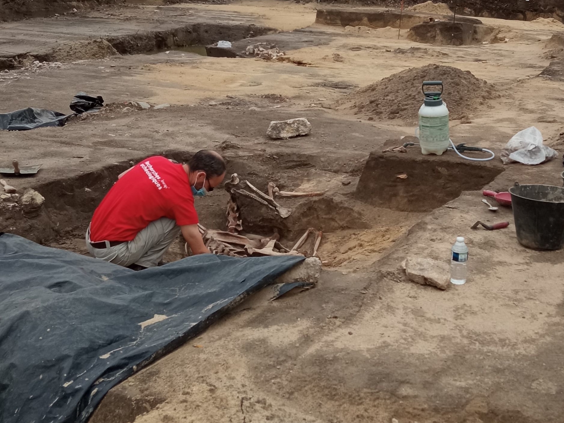 Chelles (Seine-et-Marne), le 26 mai 2021. Les archéologues de l'Inrap ont découvert environ 2600 objets datant de la préhistoire jusqu'au XIXe siècle, dans le sous-sol de l'emplacement d'un futur puits d'accès à la ligne 16 du Grand Paris Express. /Alexandra Elatré