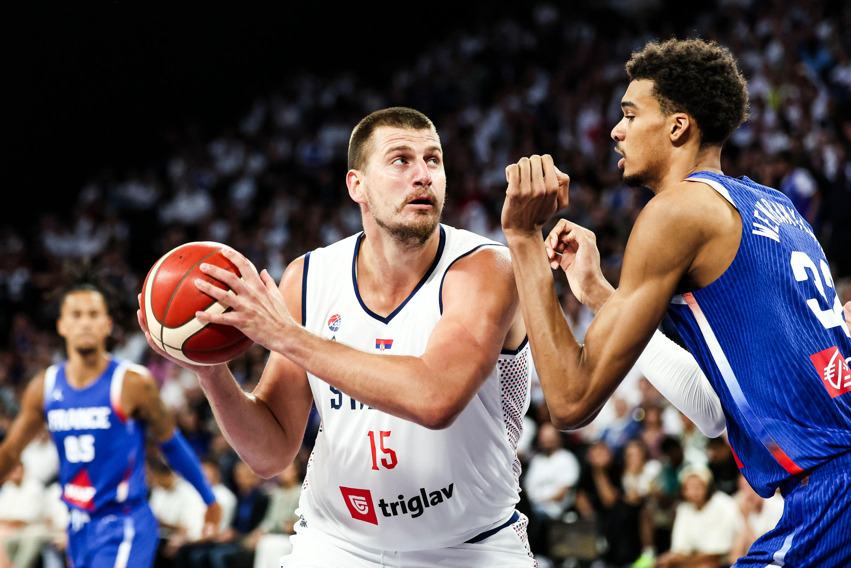 Nikola Jokic contre Victor Wembanyama, un duel en très haute altitude remporté par le MVP Serbe. Johnny Fidelin/Icon Sport