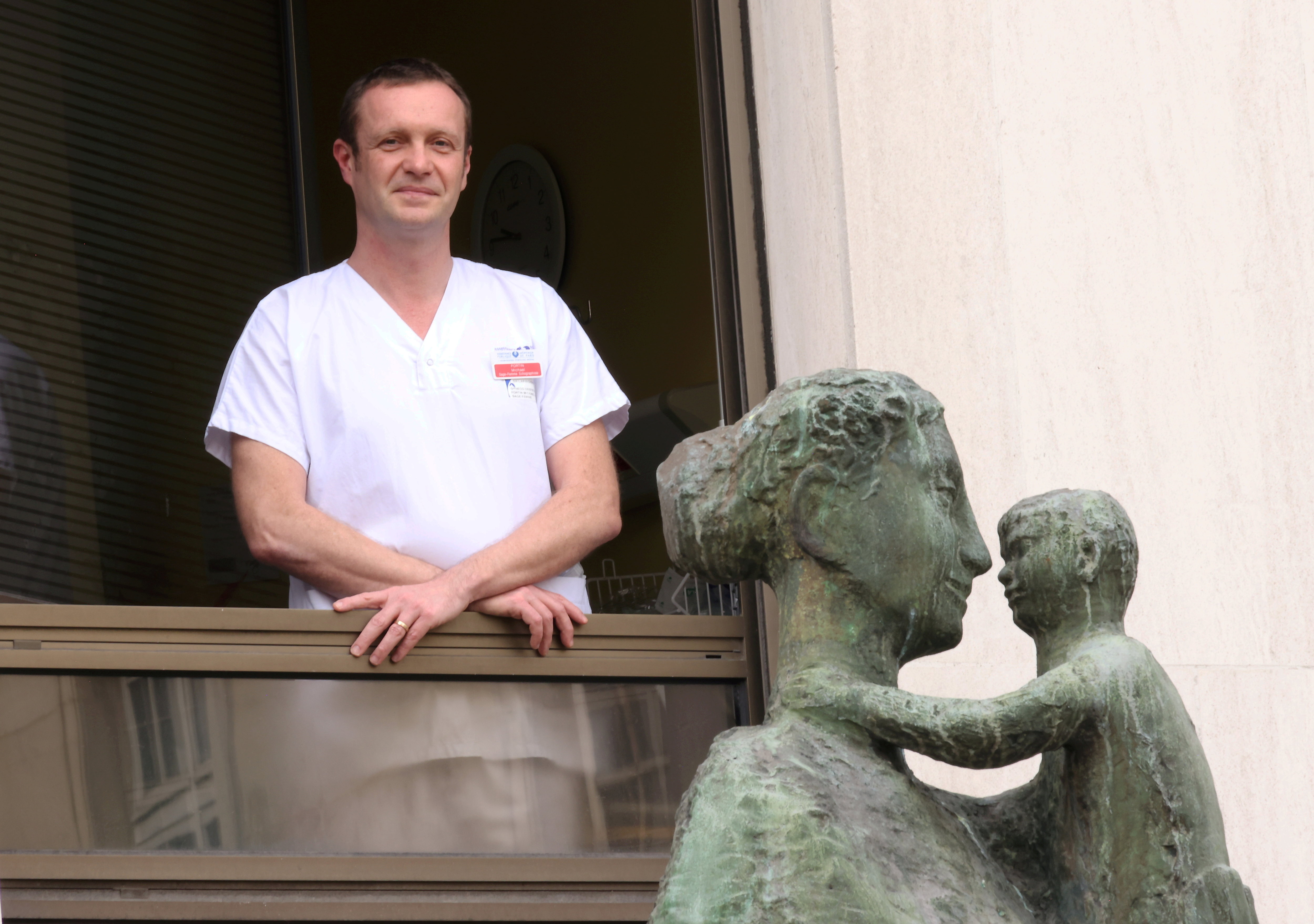 Mickaël Fortin exerce à l'hôpital Lariboisière, à Paris (Xe), où il est le seul homme parmi 40 sages-femmes. LP/Delphine Goldsztejn