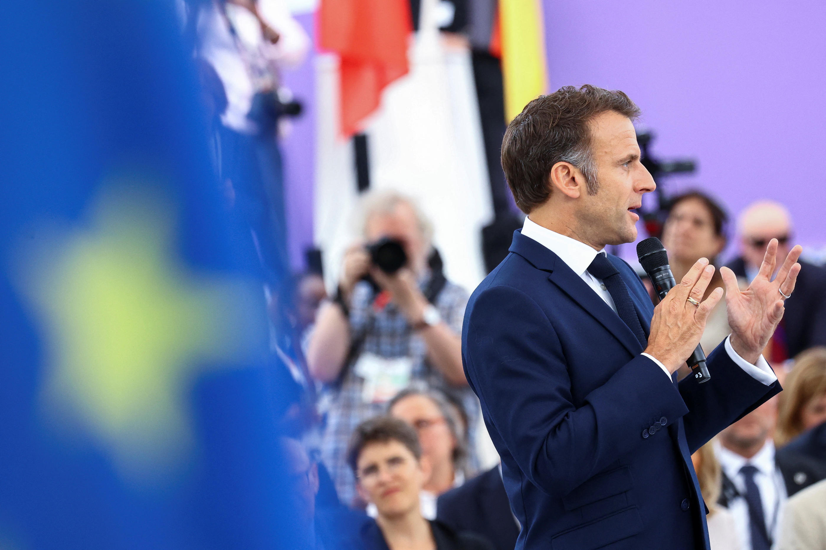 « La force des démocraties, c’est le débat permanent sur toutes les questions pour essayer d’aboutir à la meilleure décision que le peuple choisira », a défendu Emmanuel Macron à Berlin. Reuters/Christian Mang