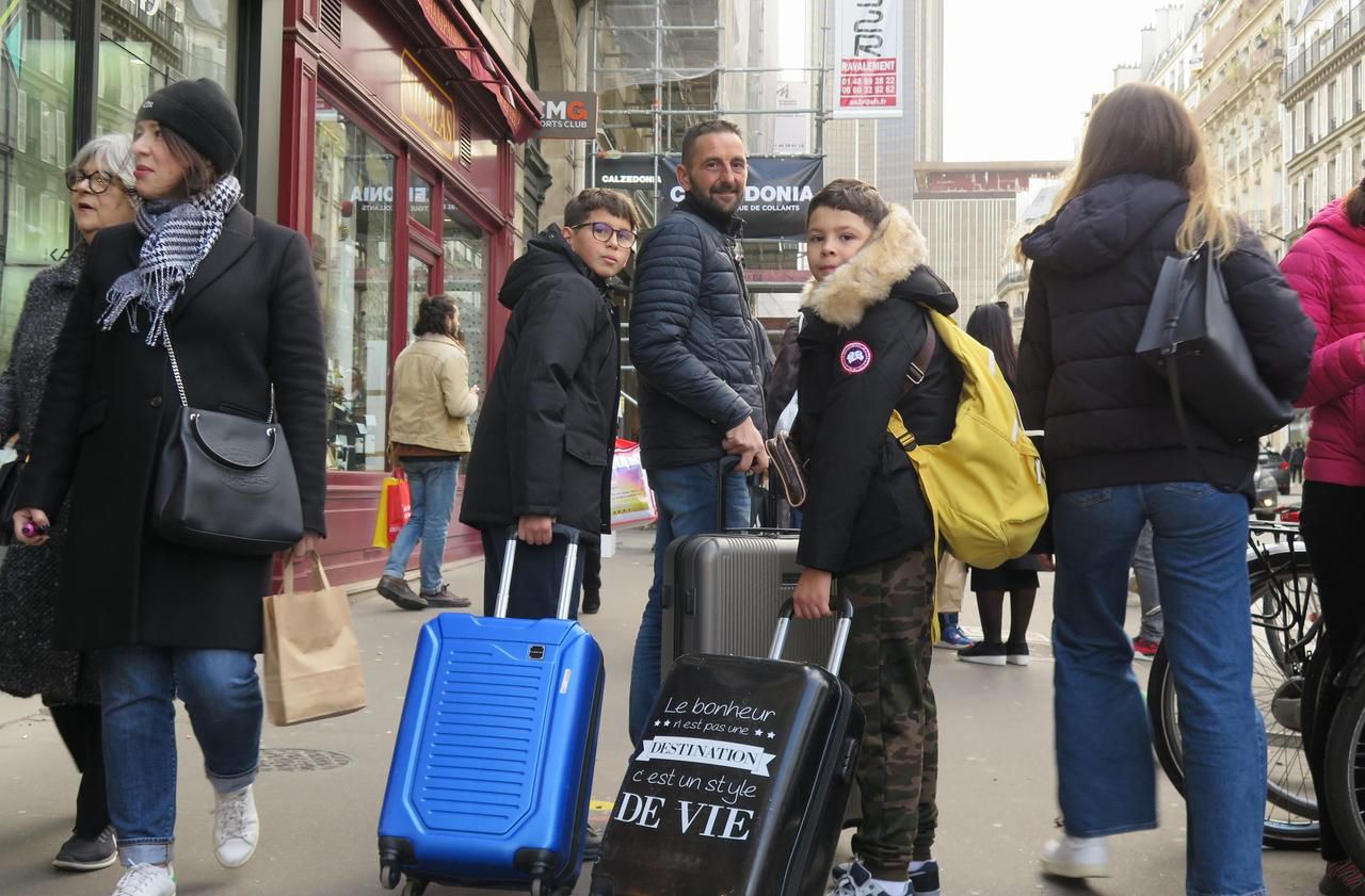 <b></b> Paris, ce samedi. James et ses deux fils Amyr et Sabil, comme beaucoup de voyageurs, ont dû remonter la rue de Rennes à pied, avec les valises, à cause de la fermeture de la station de métro Montparnasse.