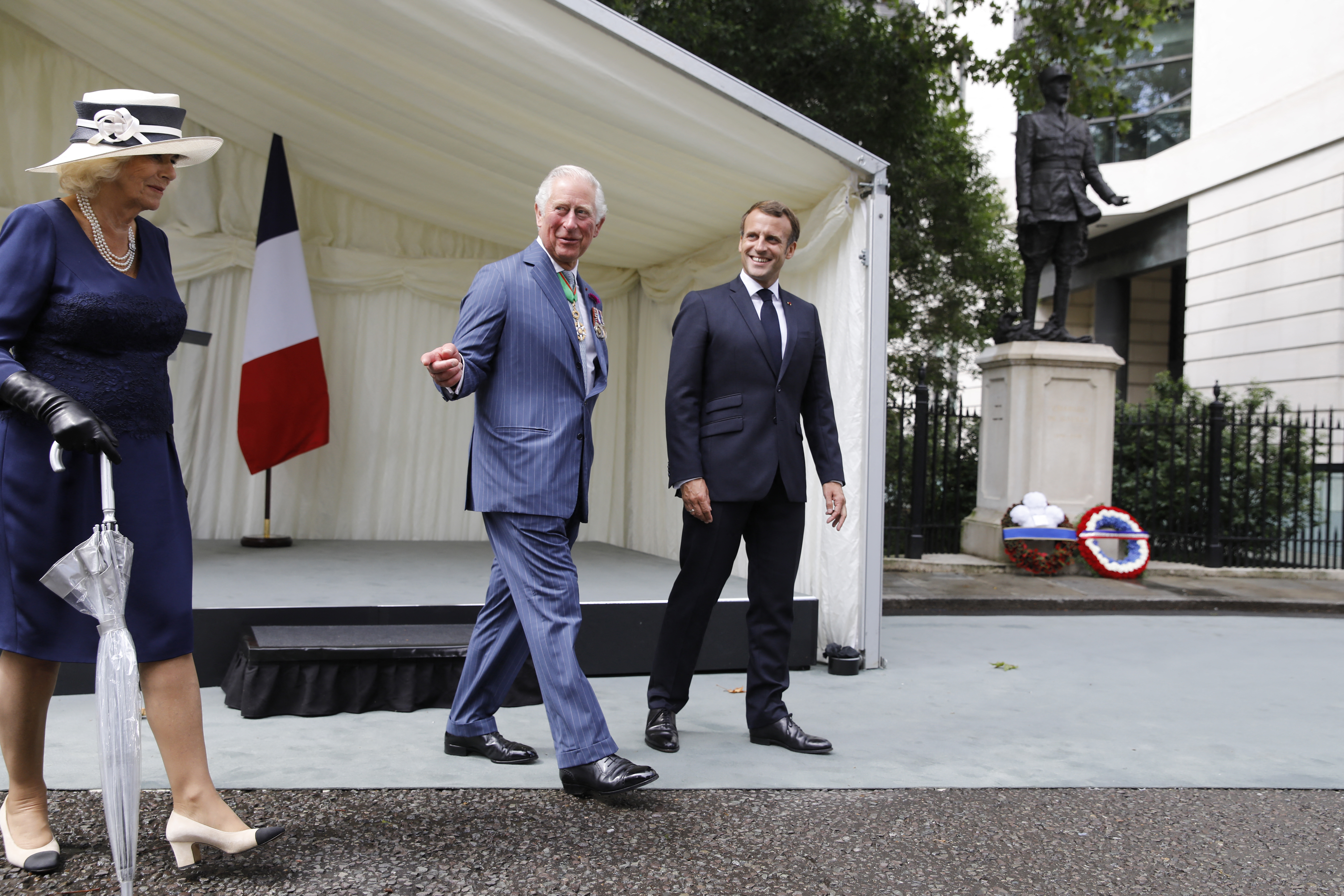 Camilla et Charles, alors encore prince de Galles, avec Emmanuel Macron, le 18 juin 2020 à Londres. Des liens « d’amitié et de confiance » unissent les deux hommes, note un conseiller de l'Elysée. AFP/Pool/Tolga Akmen