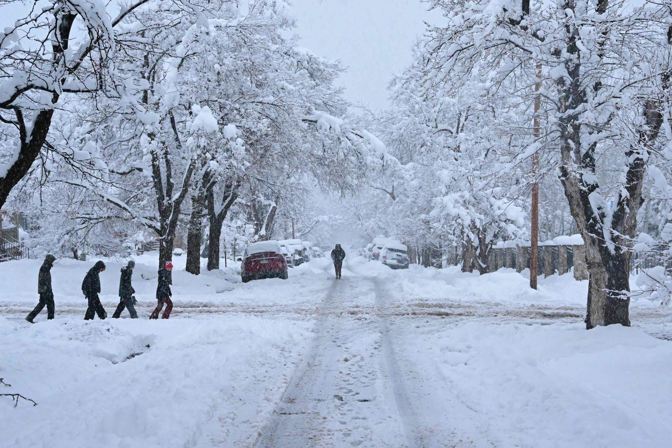 Boulder (Colorado, États-Unis), jeudi. Des personnes marchent dans la rue pendant une tempête de neige. AFP/Getty images/Mark Makela