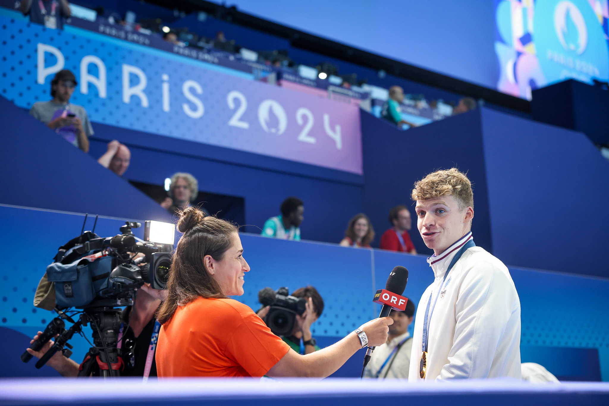 Selon France 2, le quadruple médaillé d'or olympique Léon Marchand, plutôt timide et réservé, préfère des entretiens hors plateau et consacrés principalement au sport. LP/Fred Dugit