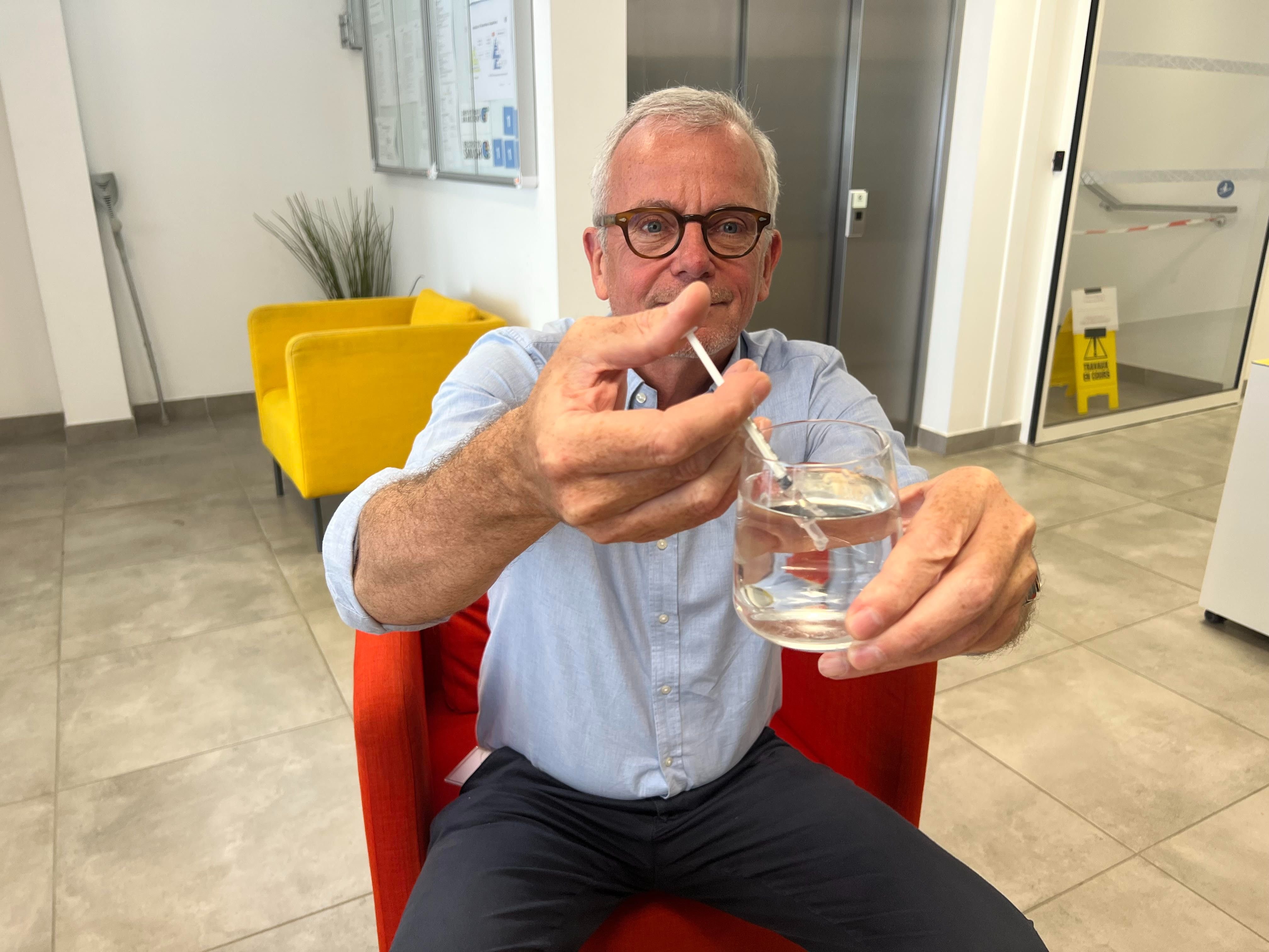 Jacou (Hérault), le 3 mai. Christophe Douat, président du directoire de MedinCell, fait la démonstration du précipité de formule active dans un verre d'eau. LP/Christian Goutorbe