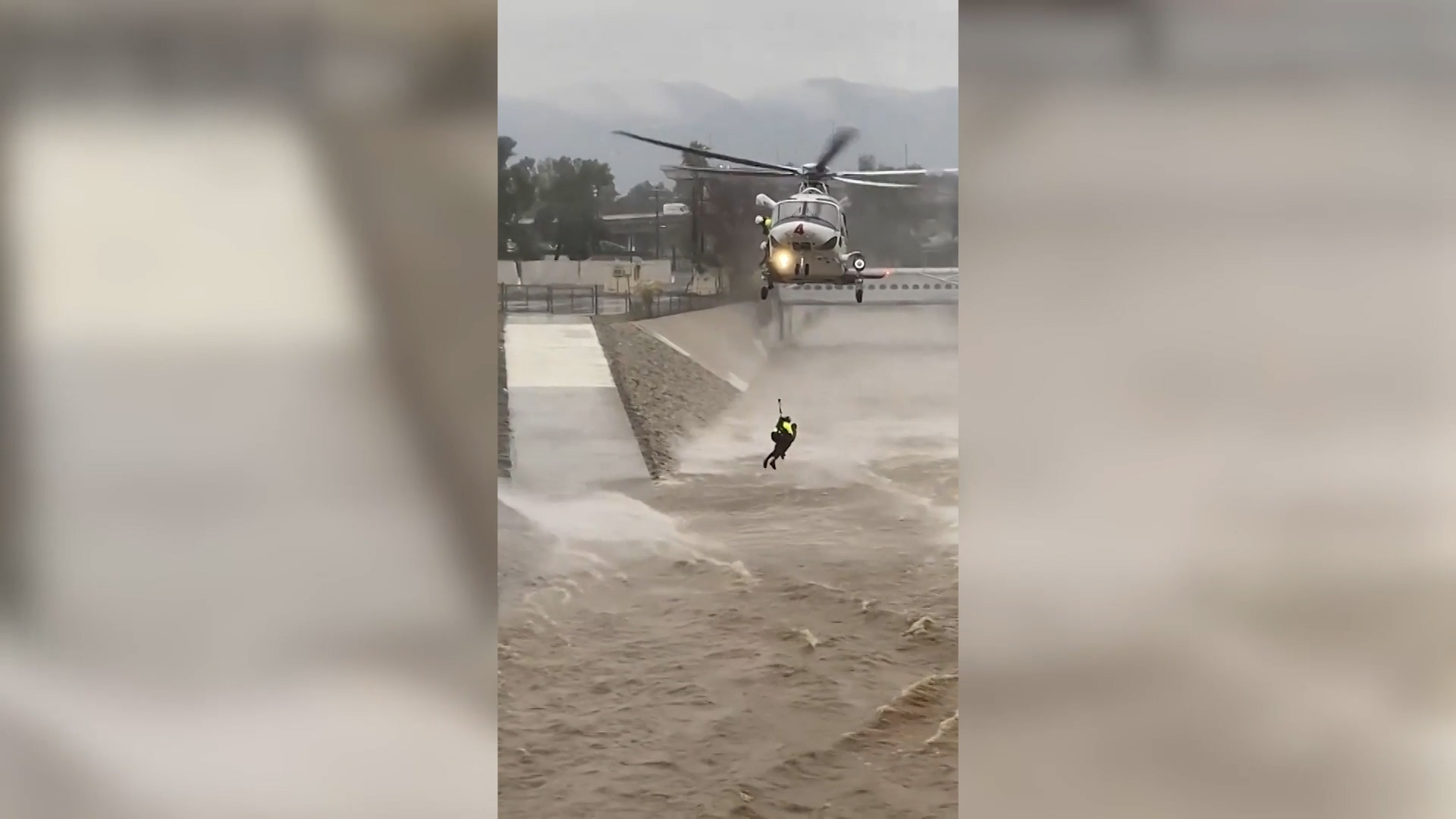 Un homme a été secouru par un hélicoptère à Los Angeles / Los Angeles Fire Department