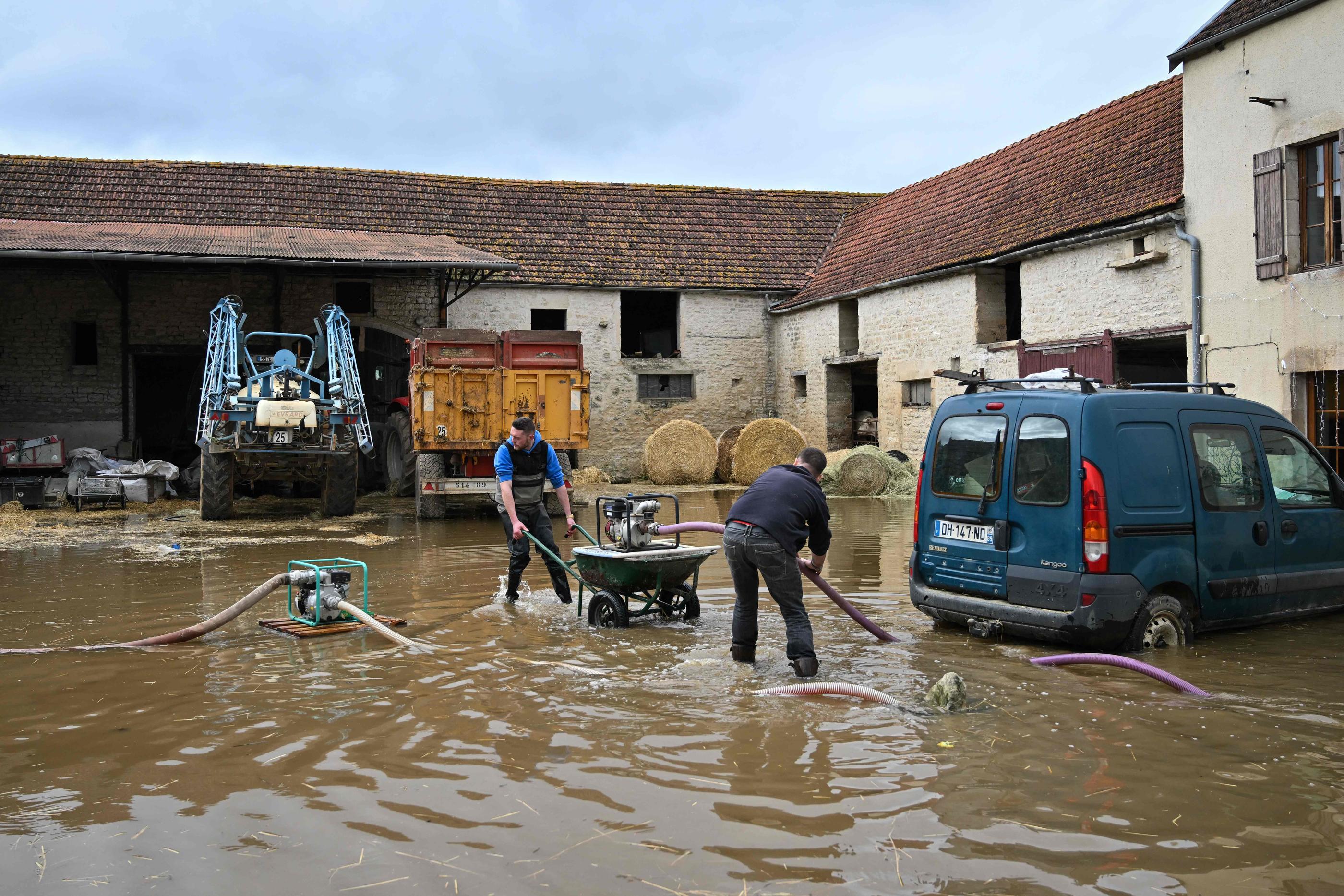 Des fermiers tentant d'évacuer de l'eau stagnante après la crue de l'Armançon, à Aisy-sur-Armancon (Yonne) le 2 avril 2024. AFP/ARNAUD FINISTRE