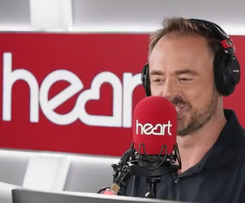 Jamie Theakston est atteint d'un cancer de larynx de stade 1 dont le pronostic "est très positif". Heart Radio