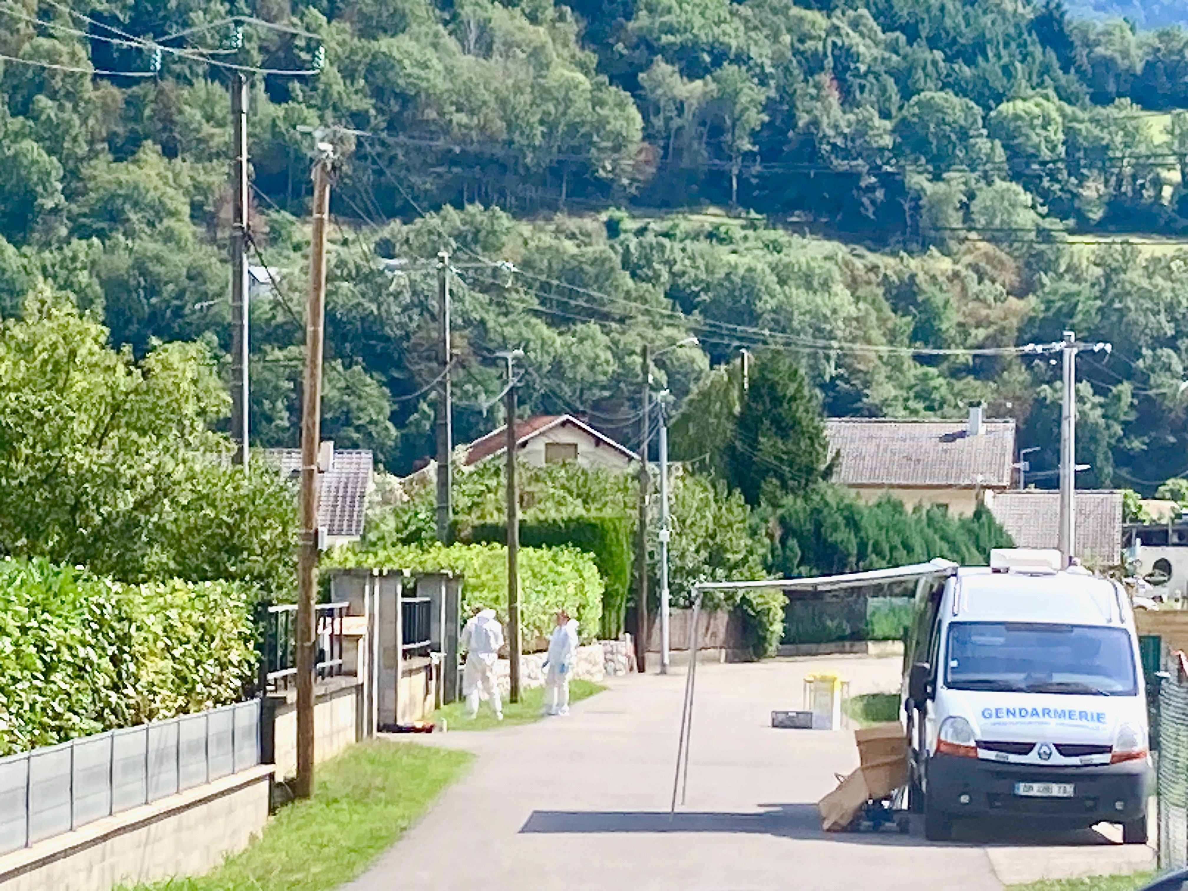 Le lieu du crime, dans une rue d'une zone pavillonnaire du village de la Croix-de-la-Rochette (Savoie). Les spécialistes de la police scientifique font les premières constations. LP/Serge Pueyo