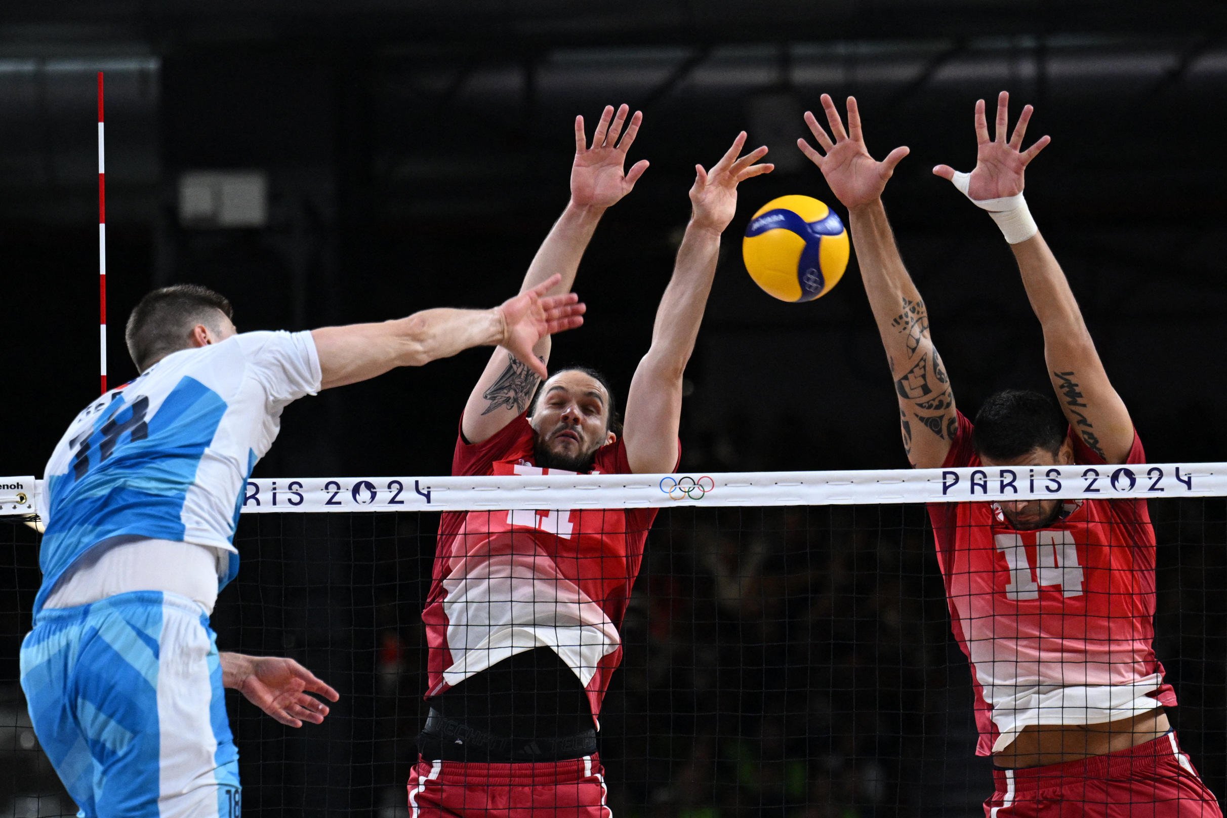 Antoine Brizard et Nicolas le Goff tentent de stopper l'attaque slovène.  REUTERS/Annegret Hilse