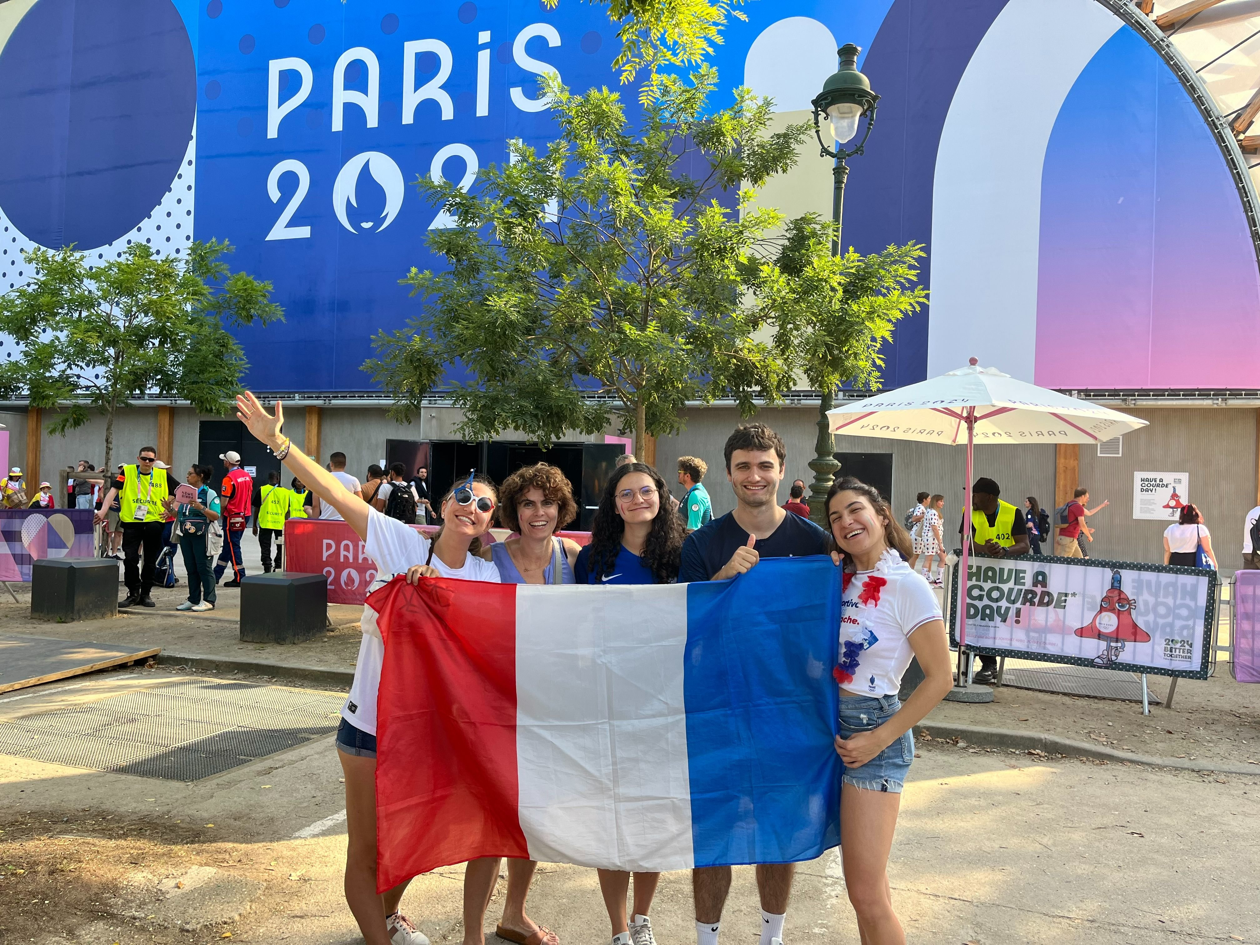 Paris, juillet 2024. Wided a fait une razzia de billets pour les épreuves des JO avec sa famille. Ici, devant l'Arena Champ-de-Mars, de gauche à droite : Eva, Valérie, Jeanne, Robin (cousins et tante du copain de Wided) et Wided. DR