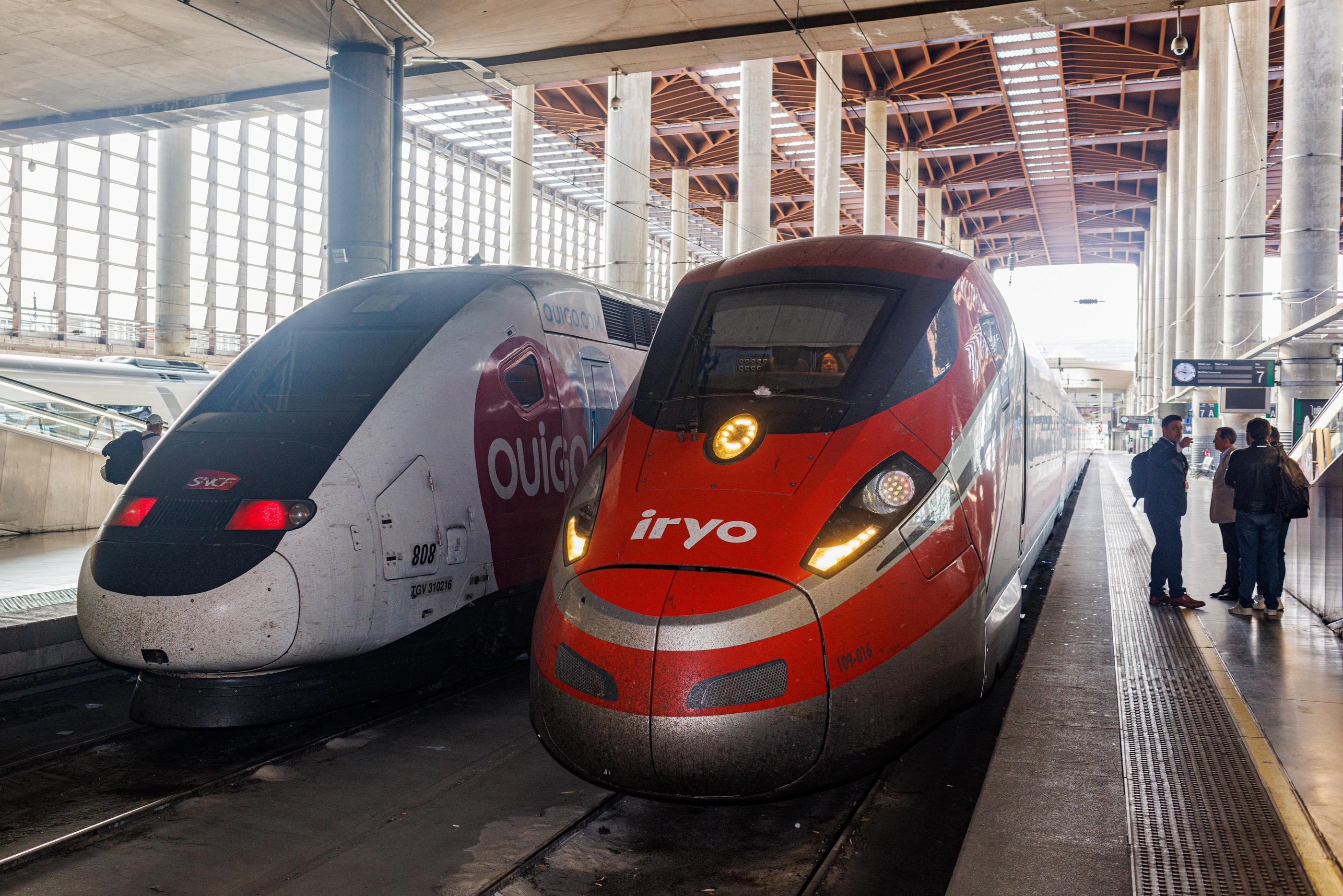 Sur la ligne espagnole Madrid-Barcelone (ici en gare d'Atocha le 17 mai), les passagers peuvent désormais choisir entre quatre compagnies : la Renfe AVE, la Renfe AVLO (la filiale low-cost ibérique), la Française OUIGO et l'Italienne Iryo. LP/Enzo Sultan