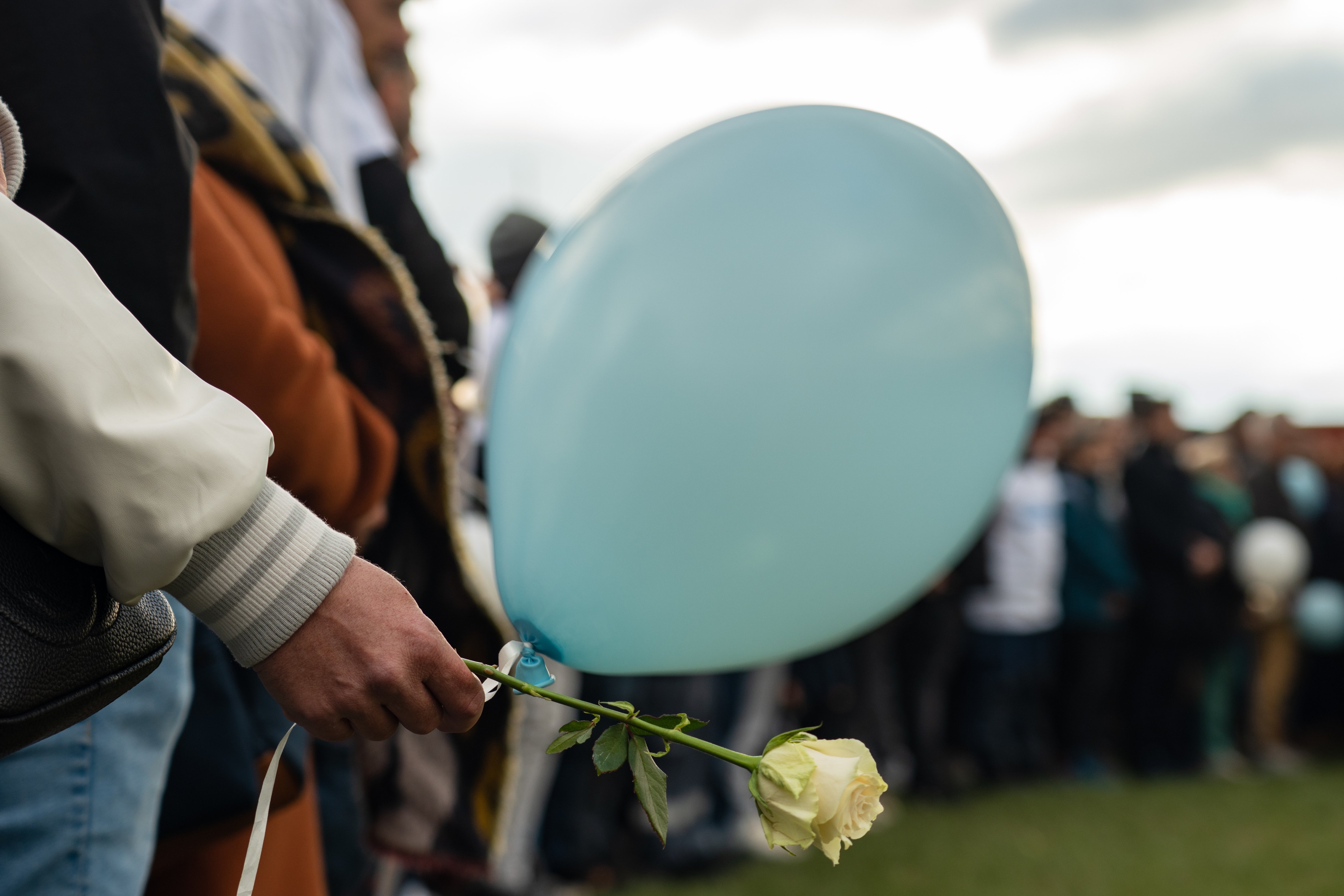 Mercredi, à Romans-sur-Isère, lors de la marche blanche à la mémoire de Thomas, l'adolescent de 16 ans tué à Crépol ce week-end. LP/Thomas Pueyo