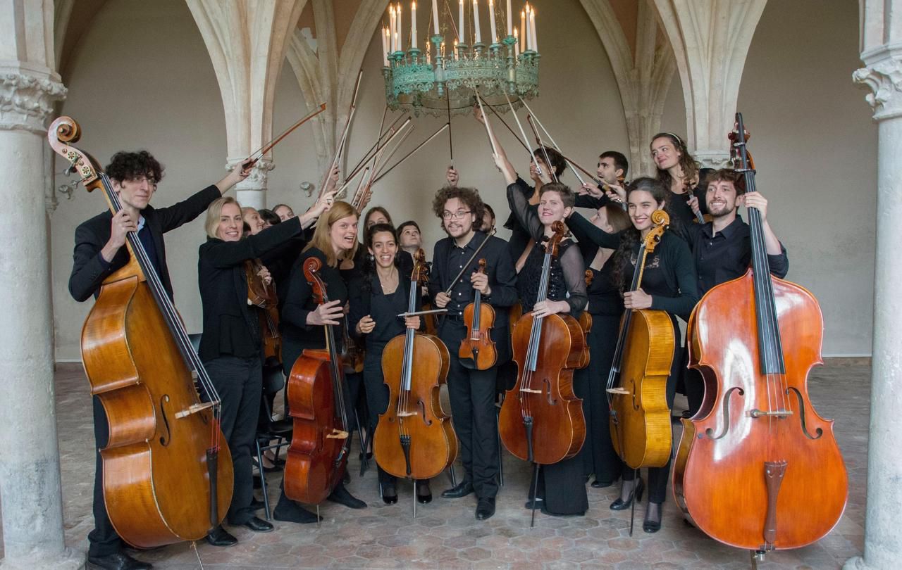 <b></b> L’orchestre A-letheia est dirigé par le jeune violoniste provinois multi-primé Léo Marillier (au centre).