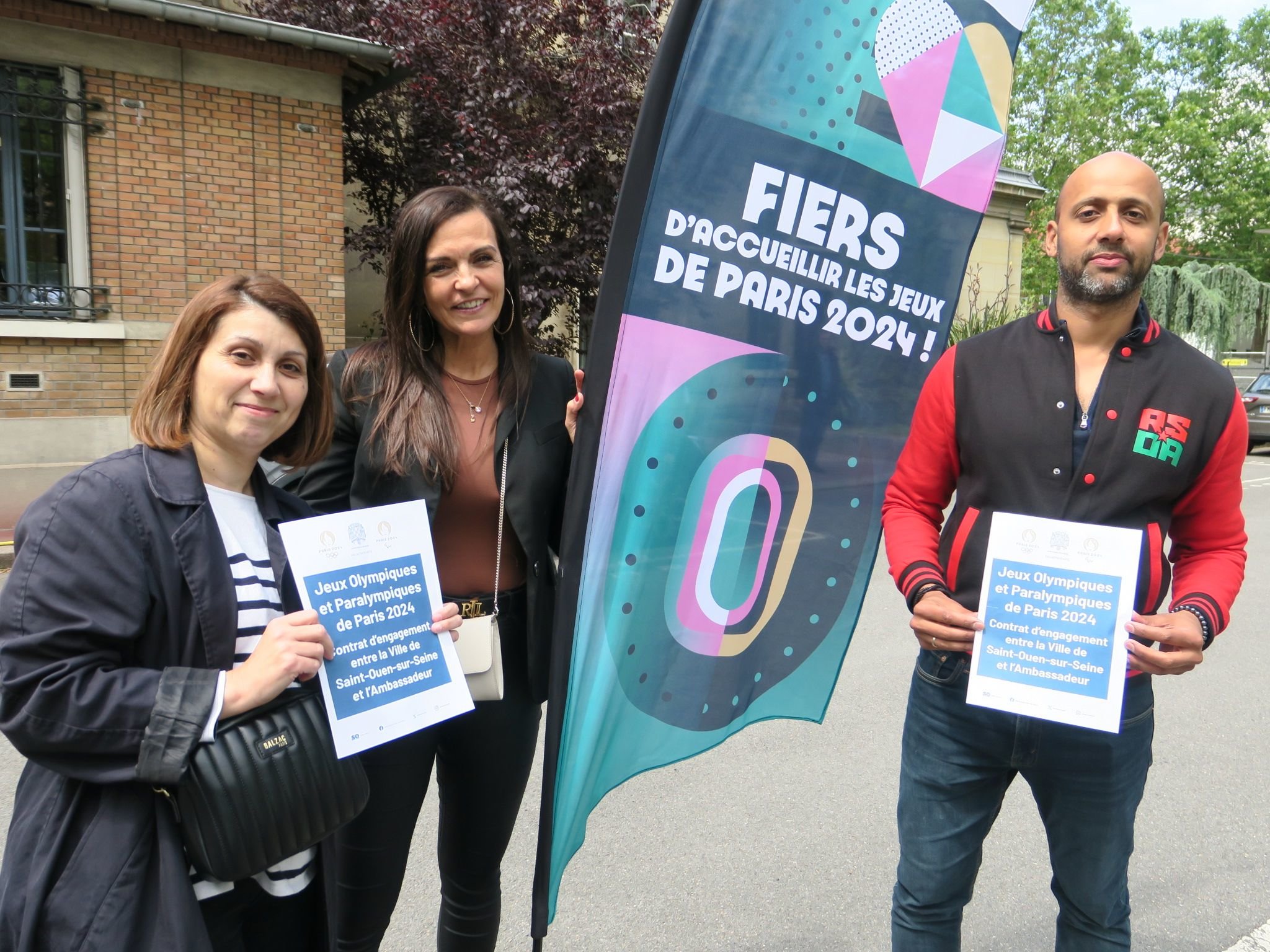 Saint-Ouen (Seine-Saint-Denis), ce mercredi. Yamina Abina (à gauche) et Virginie Laso, respectivement présidente et bénévole de l'association Trois + moi, et Kevin Latchimy, le président du Red Star Basket, figurent parmi les ambassadeurs des JO à Saint-Ouen. LP/A.L.