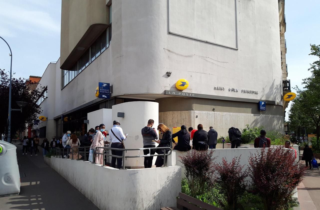 <b></b> Saint-Ouen, jeudi 7 mai. Au moment du versement des prestations sociales, la file d’attente devant les bureaux de poste des quartiers prioritaires se rallonge.