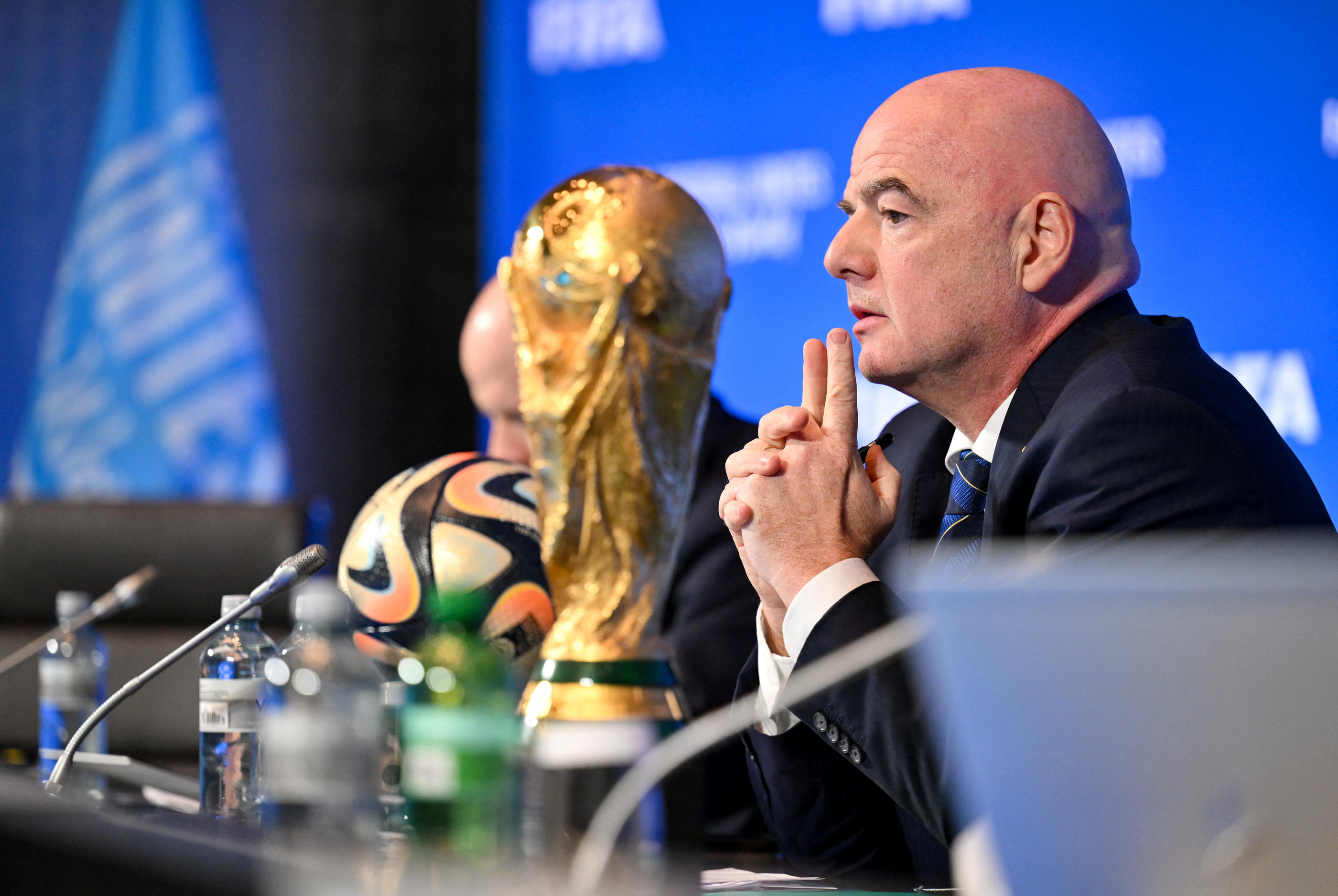 Le président de la Fifa, Gianni Infantino, a annoncé jeudi 5 octobre une Coupe du monde 2030 avec des matchs organisés dans 6 pays, sur 3 continents. FIFA/Handout via REUTERS