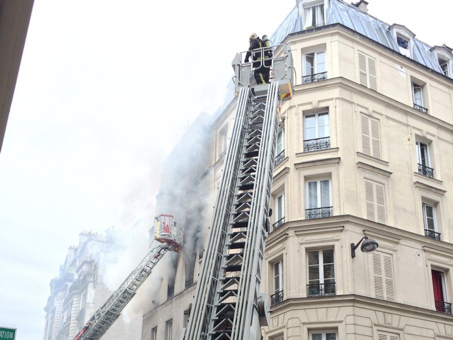 La violente explosion qui ravageait un appartement du XVe arrondissement le 3 août 2016 cachait en réalité une scène de crime. Twitter/Jean-Francois Lozin