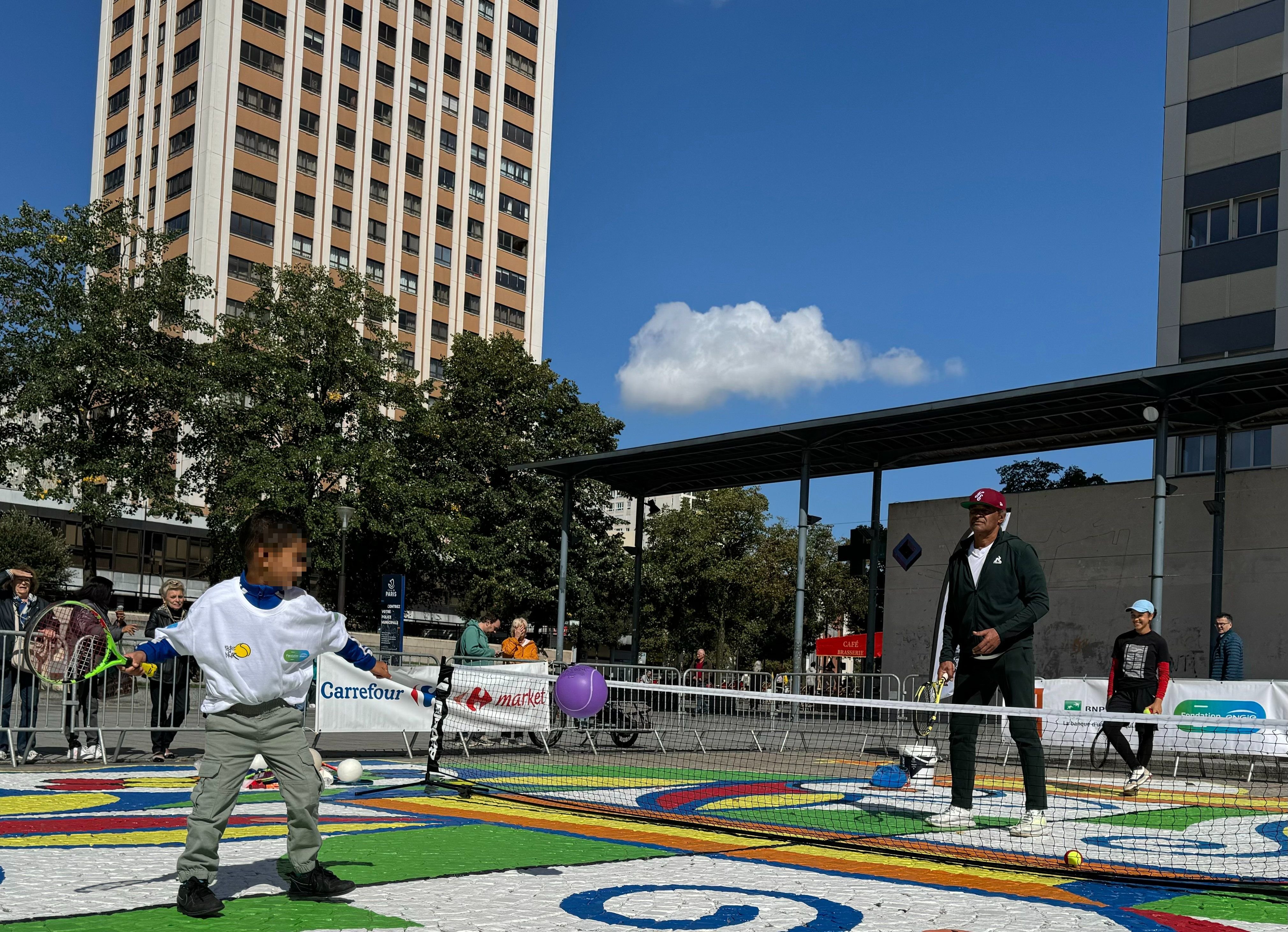 Places des Fêtes (XIXe), ce mercredi 11 septembre 2024. Un terrain de sport modulable a été inauguré en présence de Yannick Noah. De nombreux jeunes du quartier ont pu échanger quelques balles avec lui. LP/Paul Abran