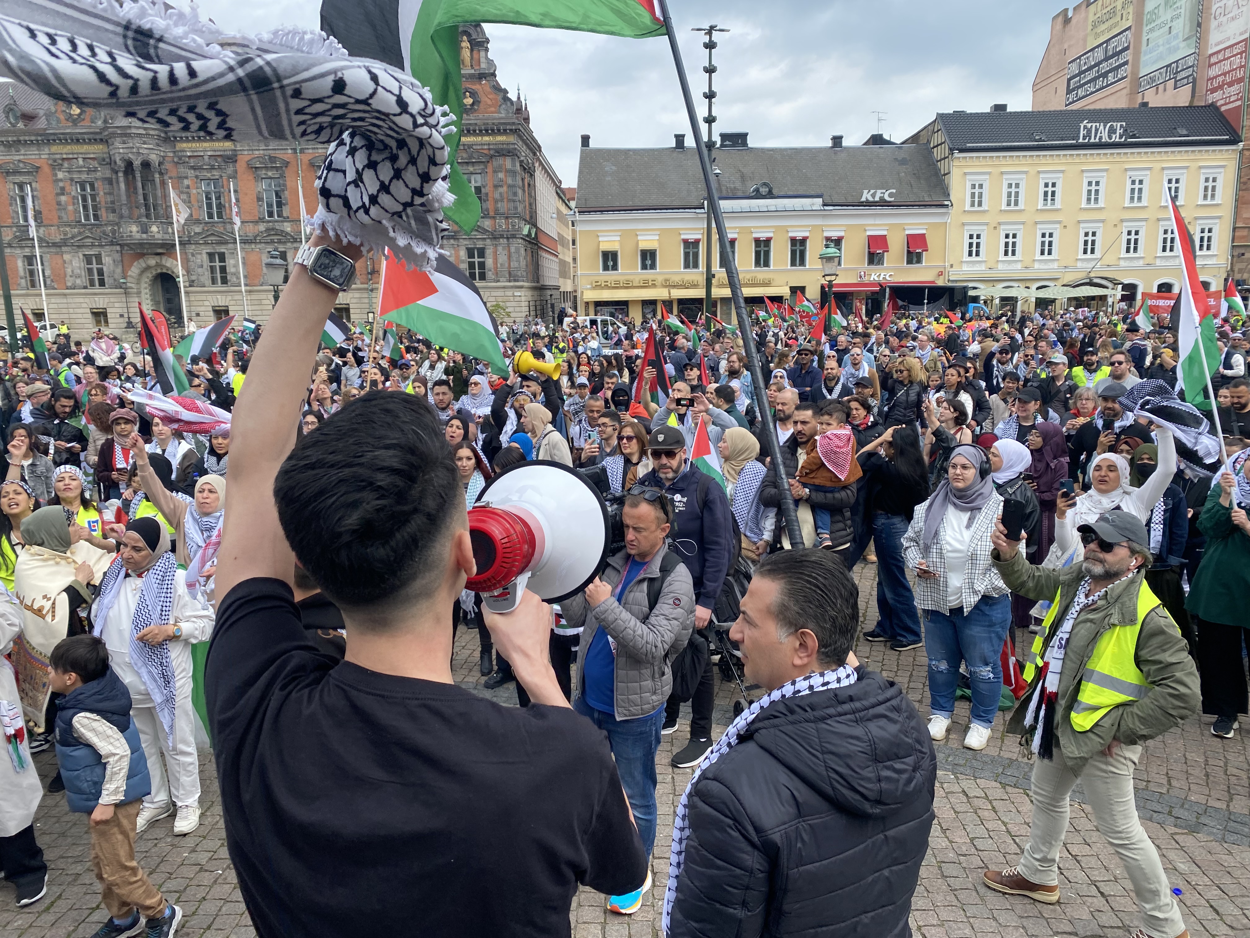 Des milliers de manifestants étaient réunis sur la place Stortorget de Malmö (Suède), ce jeudi 9 mai, pour protester contre la participation d'Israël à l'Eurovision. LP/Benoît Daragon