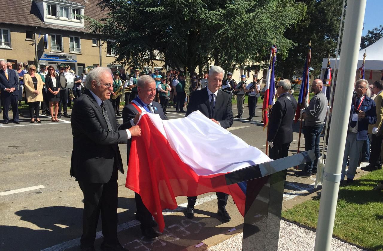 <b></b> Formerie, ce mardi. Peter (à g.) et Charles (à d.), deux fils de Pierre Tisseyre, ont dévoilé, non sans émotion, avec le maire (SE) William Bous, une plaque commémorative en l’honneur de leur père, héros de la commune.