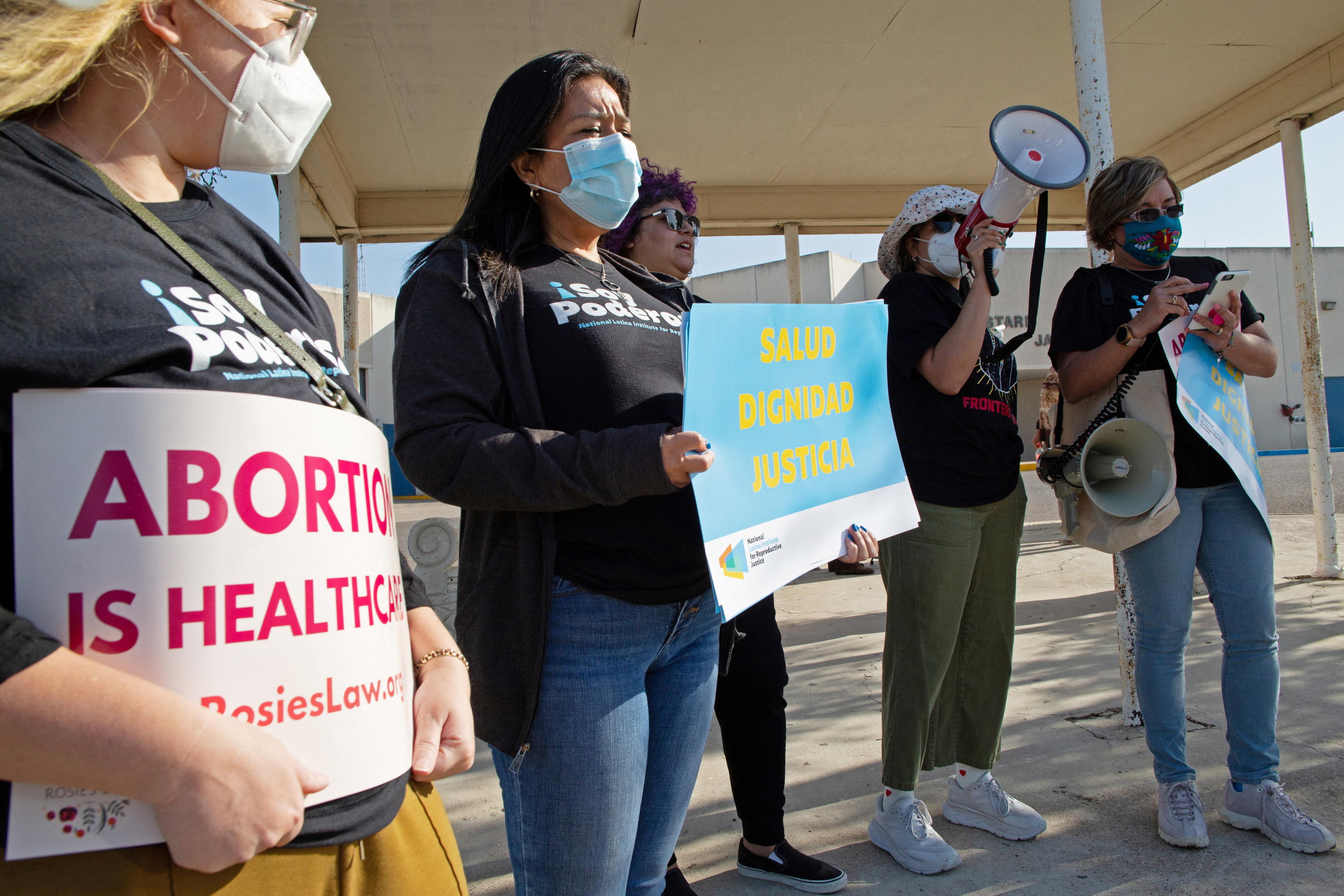 En avril 2022, des femmes et des militants pro-choix avaient bruyamment manifesté à Rio Grande, devant la prison comté de Starr (Texas), où la jeune femme était incarcérée pour des poursuites de "meurtre" et d'avortement volontaire. REUTERS/Jason Garza