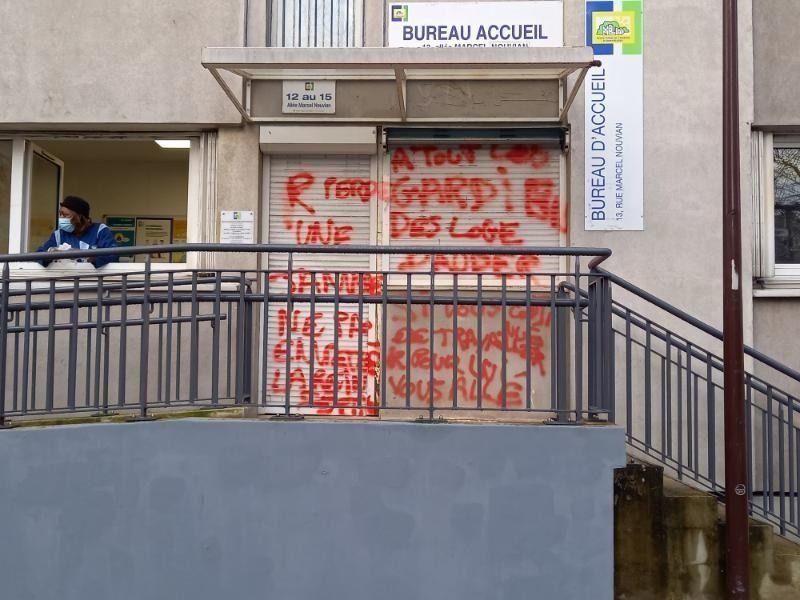 Aubervilliers, le 20 janvier 2022. Des balles et des tags menaçant les gardiens de jambisation avaient été découverts dans les bureaux d'accueil de l'OPH d'Aubervilliers.