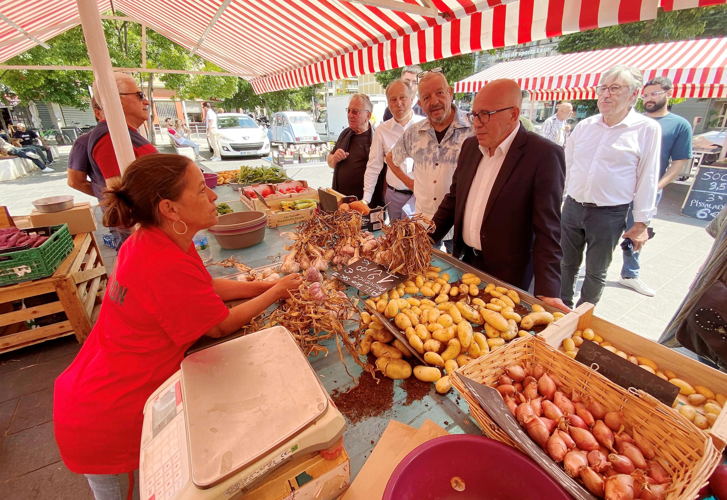 Nice (Alpes-Maritimes), ce samedi 15 juin. Eric Ciotti, candidat sortant de la 1ère circonscription à la rencontre des Niçois au marché Saint-Roch. PHOTOPQR/NICE MATIN/Jean François Ottonello