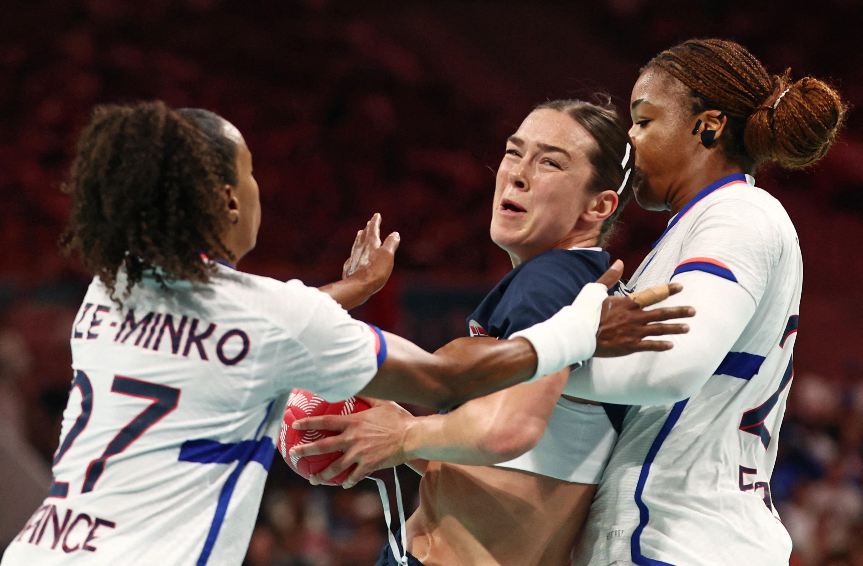 Estelle Nze Minko qui ceinture Kari Brattset avec Pauletta Foppa ont perdu leur titre olympique.  REUTERS/Eloisa Lopez