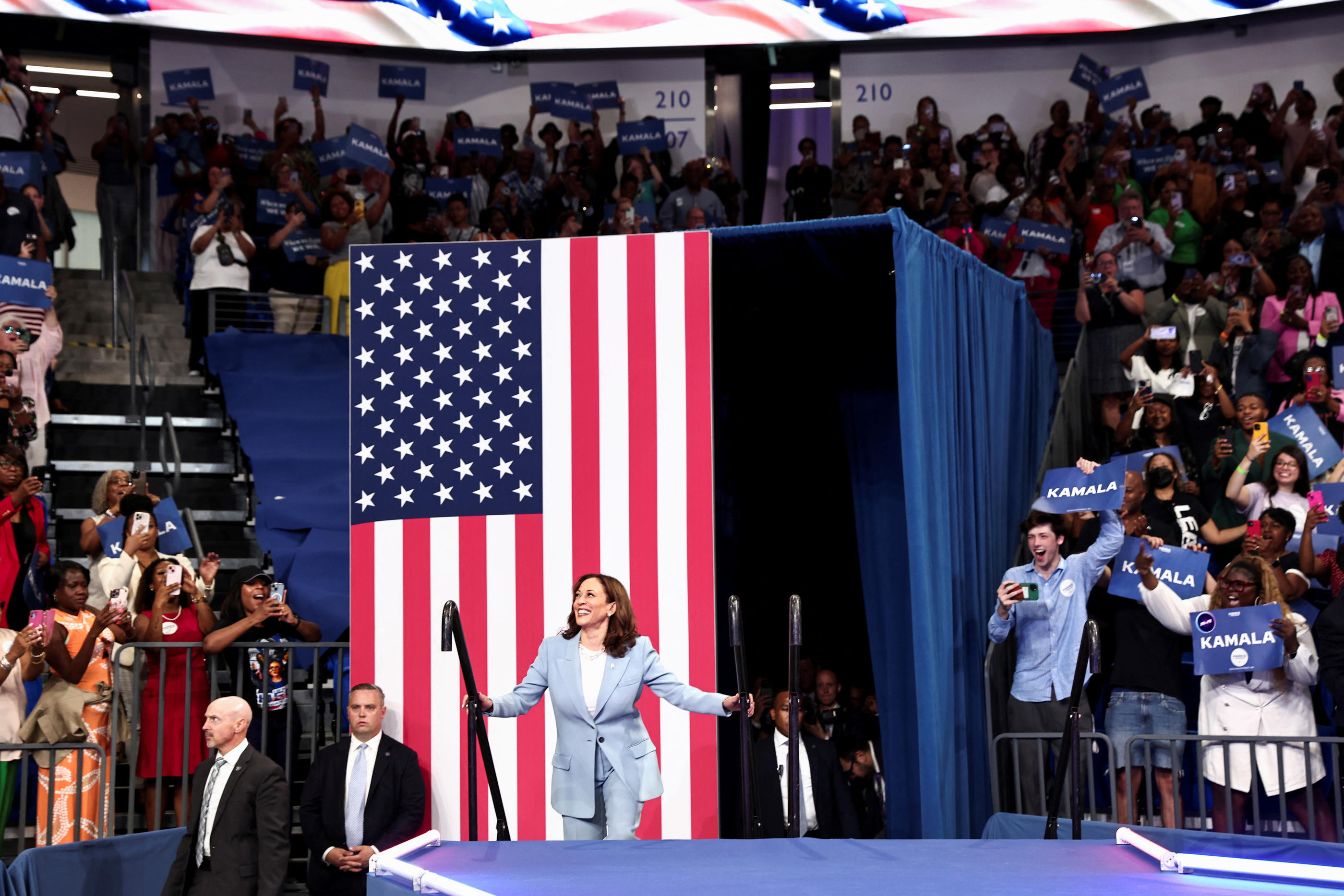 La vice-présidente Kamala Harris, candidate démocrate à la présidence, a réuni 10 000 personnes à Atlanta mardi soir, son plus grand meeting depuis qu'elle s'est lancée dans la campagne. REUTERS/Dustin Chambers