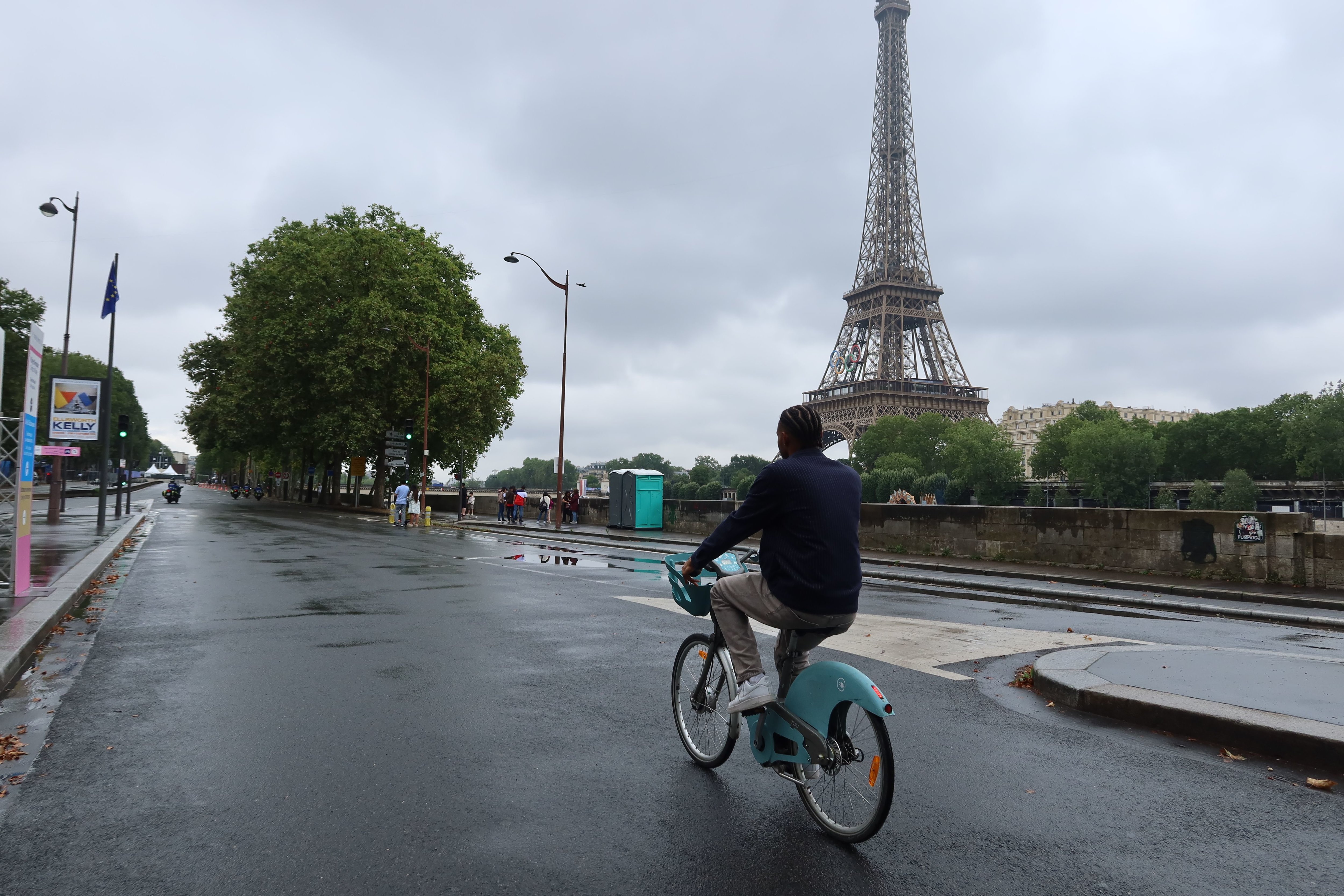 Avenue de New York, (XVIe arrondissement), ce vendredi 26 juillet. Si la météo n'est pas au rendez-vous en ce jour de cérémonie d'ouverture, la capitale est un vrai terrain de jeux pour les cyclistes dans des rues vides de la capitale. LP/Florent Heib