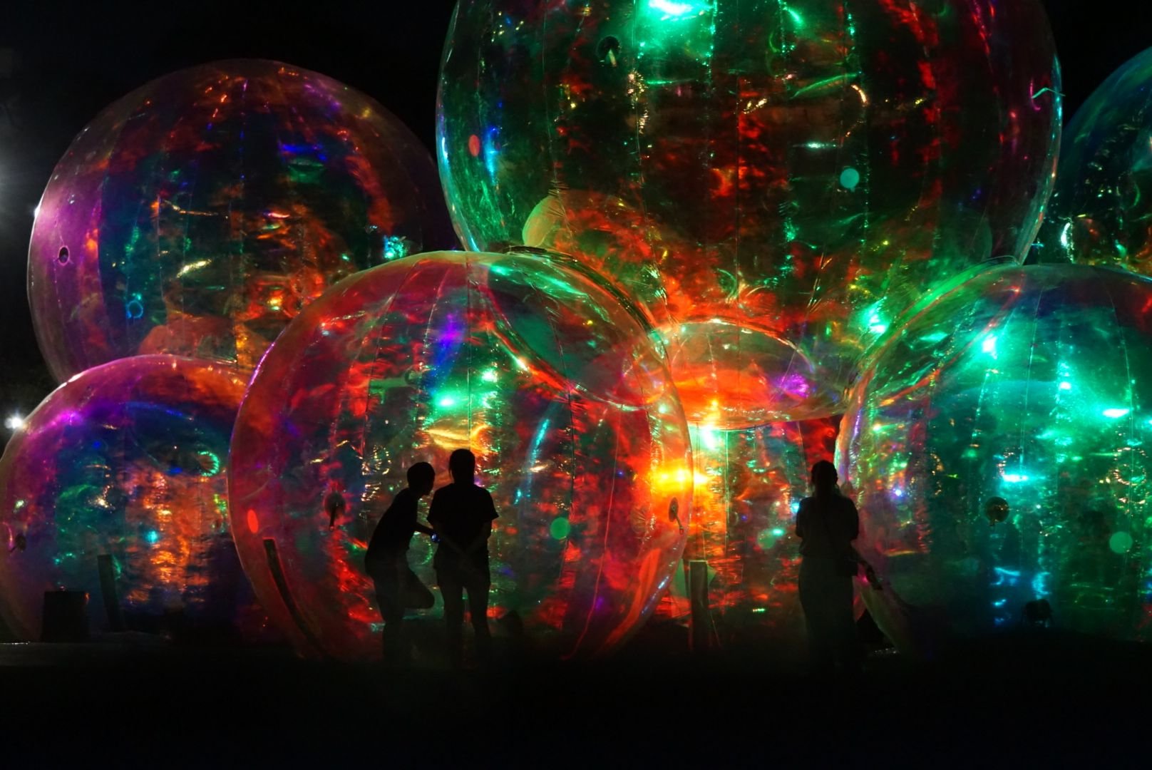 Les visiteurs seront notamment immergés dans des bulles de lumière lors d'une déambulation, dans le cadre de « Vincennes, château de lumières ». DR