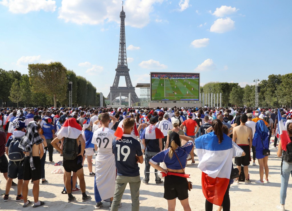 La gestion des affluences des fans zones (ici lors de la finale du Mondial 2018) devraient se rapprocher de celles des lieux sportifs : 65 % de la capacité d’accueil avec un pass sanitaire obligatoire au-delà de 1000 personnes. AFP/Jacques Demarthon