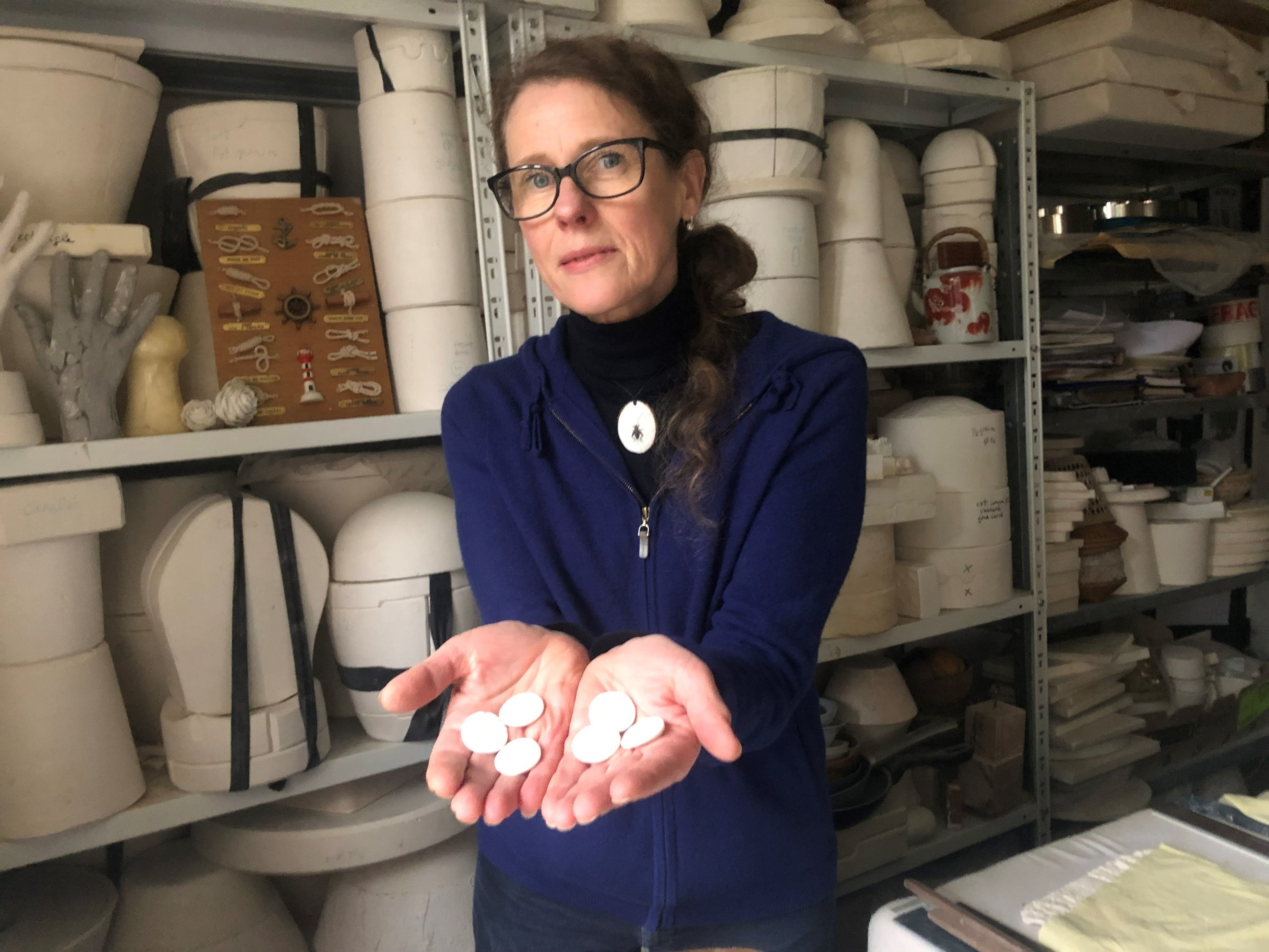 Chalo-Saint-Mars, mardi 10 janvier 2023. La céramiste Caroline Worner a réalisé 300 fèves pour les galettes de rois du boulanger du village, Olivier Lavielle. LP/Florian Garcia