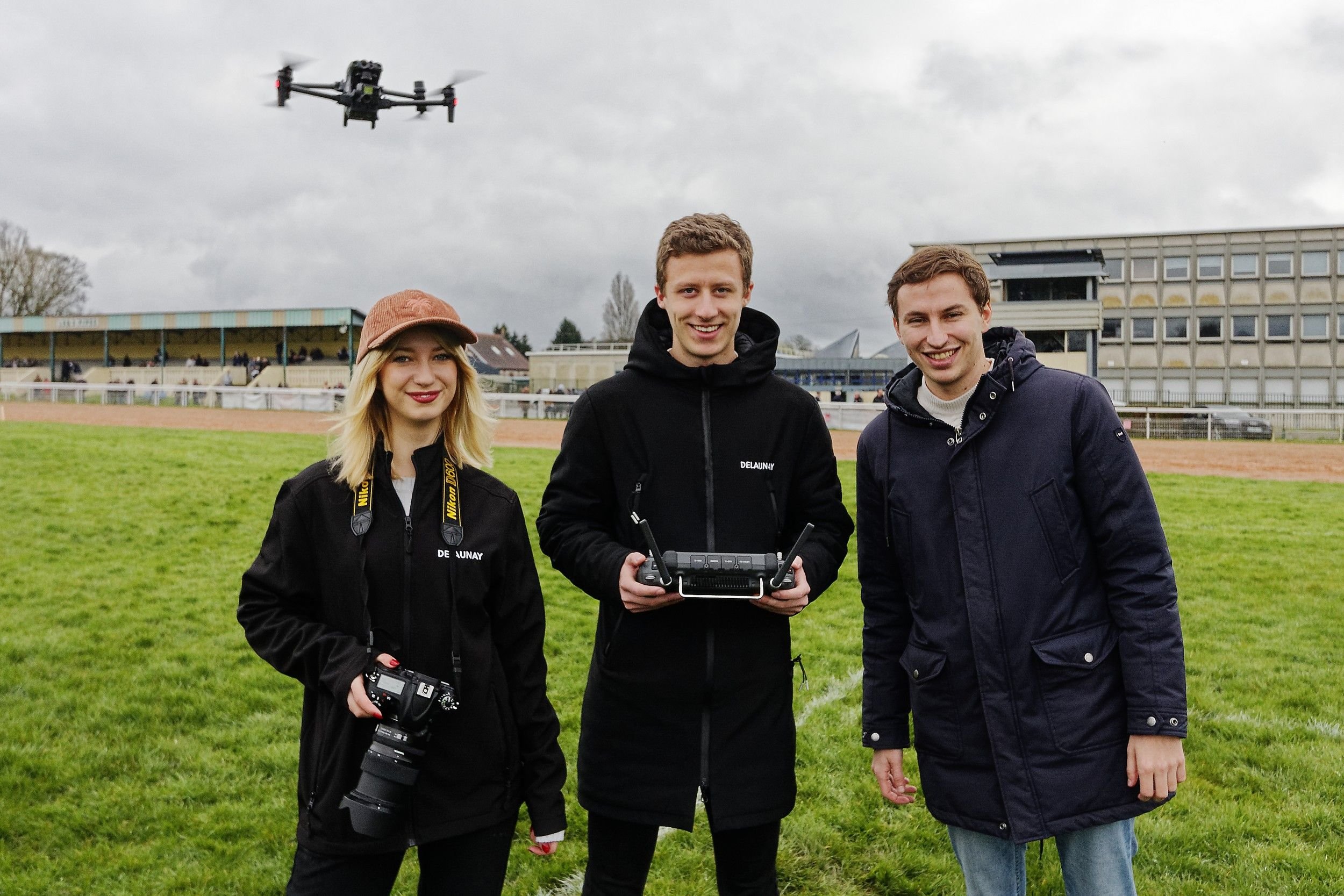Mathilde, Louis et Thomas interviennent avec leurs drones sur une quinzaine d'hippodromes en France./#PRESSE30