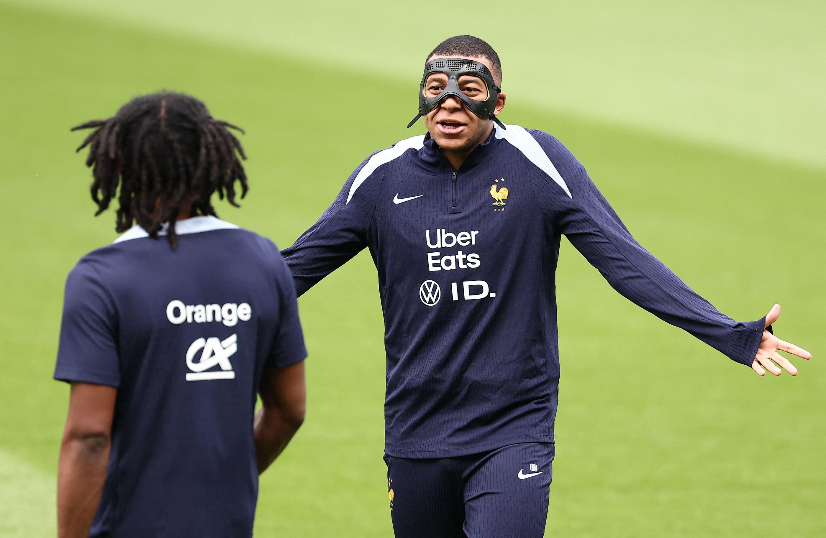 Kylian Mbappé a participé à l'entraînement des Bleus avec un nouveau masque. (Photo by FRANCK FIFE / AFP)