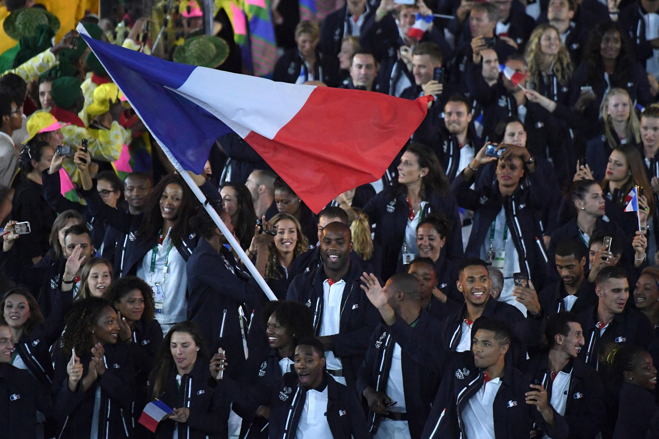 Teddy Riner, ici en 2016 à Rio de Janeiro (Brésil), fait partie des sportifs à avoir eu l'honneur de porter le drapeau français lors de la cérémonie d'ouverture et à ramener une médaille d'or. AFP/Pedro Ugarte