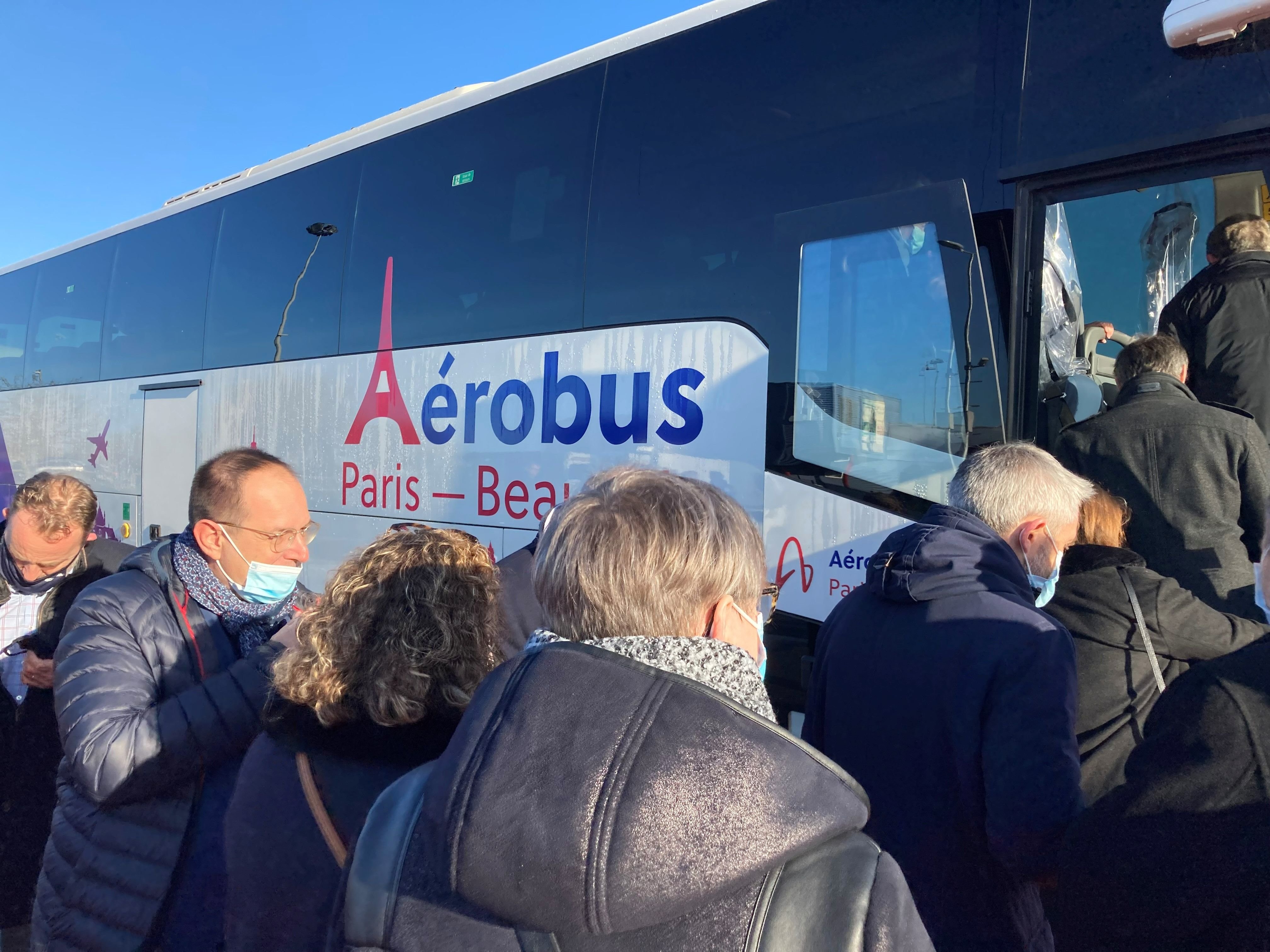 Les navettes pour se rendre à l'aéroport de Paris-Beauvais ne desserviront provisoirement plus Porte Maillot. LP/Patrick Caffin