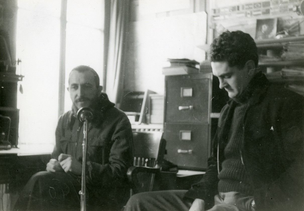 Neuilly-Plaisance, en 1954. Il y a 70 ans, l'Abbé Pierre (à gauche) en appelait à la solidarité envers les sans-abris face à la rudesse de l'hiver. Emmaüs