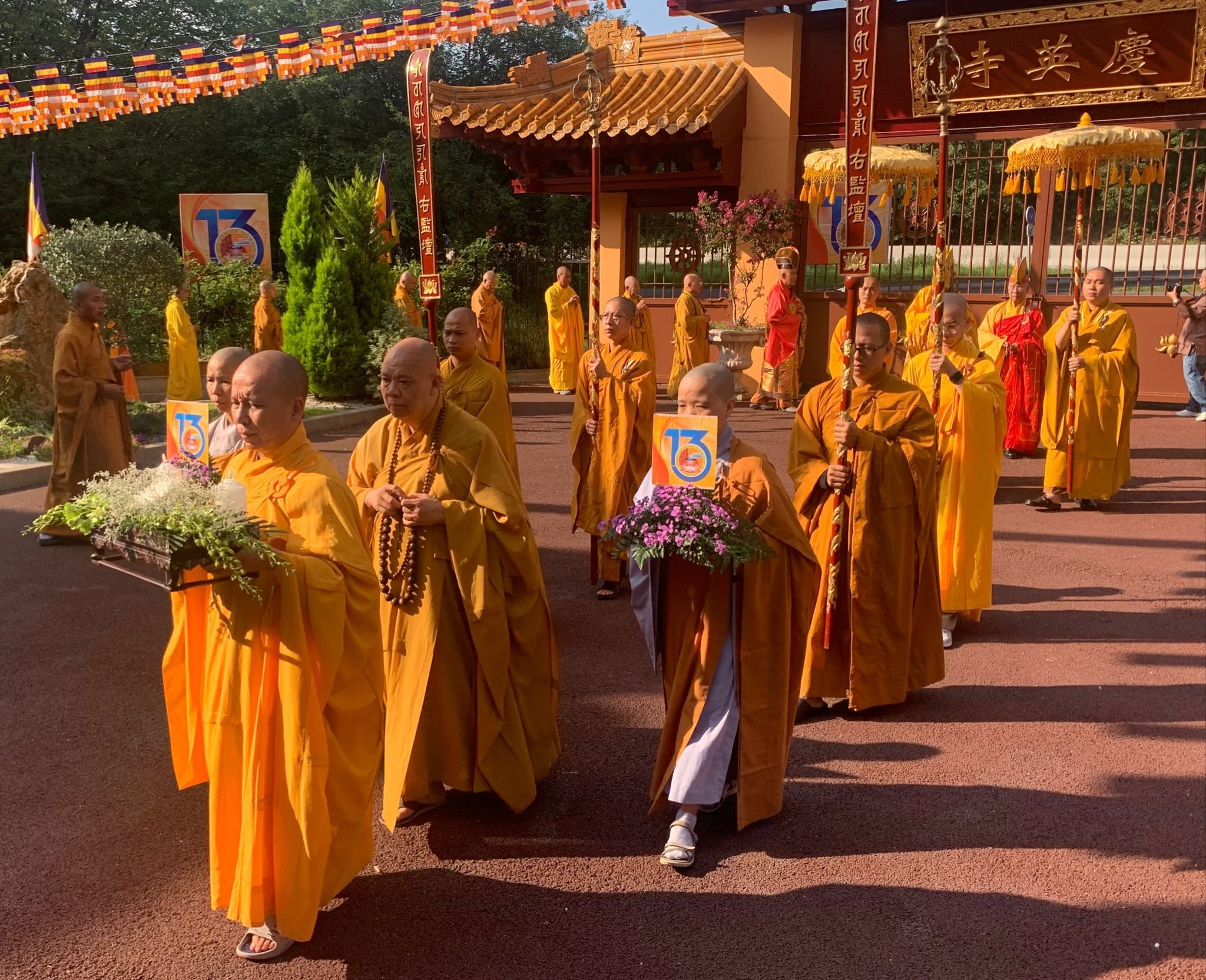 Evry-Courcouronnes, le 17 août 2023. Des centaines de moines et de nonnes bouddhistes sont venus du monde entier à la pagode d'Evry pour assister à une cérémonie de pleine ordination. Durant quatre jours, les religieux enchaînent les rituels, récitations, déambulations et prières.